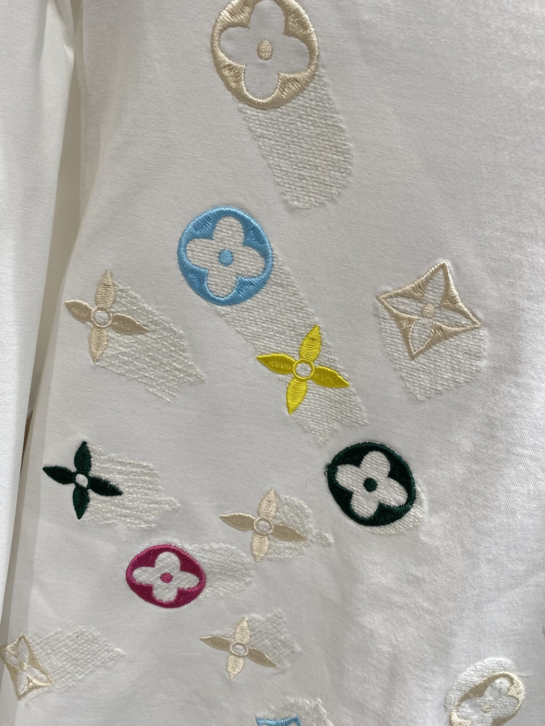 《𝙉𝙚𝙬🤍🖤驴家》2025秋冬专柜新款 时尚休闲打底衫长袖T恤，精选进口高密度双面拉架棉面料，精致原版l