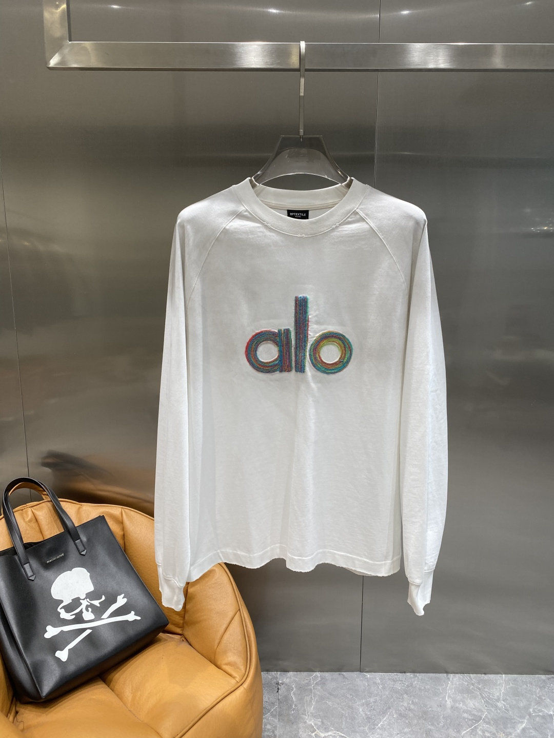 《𝙉𝙚𝙬🤍🖤alo 家》2025秋冬专柜新款 时尚休闲打底衫长袖T恤，精选进口高密度双面拉架棉面料，精致