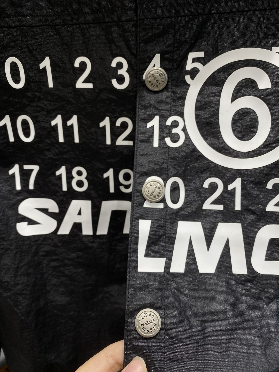 《𝙉𝙚𝙬🤍🖤 玛吉家》时尚界的低调奢华担当 经典黑色，沉稳大气又百搭。精致的品牌元 低调中彰显奢华，更是