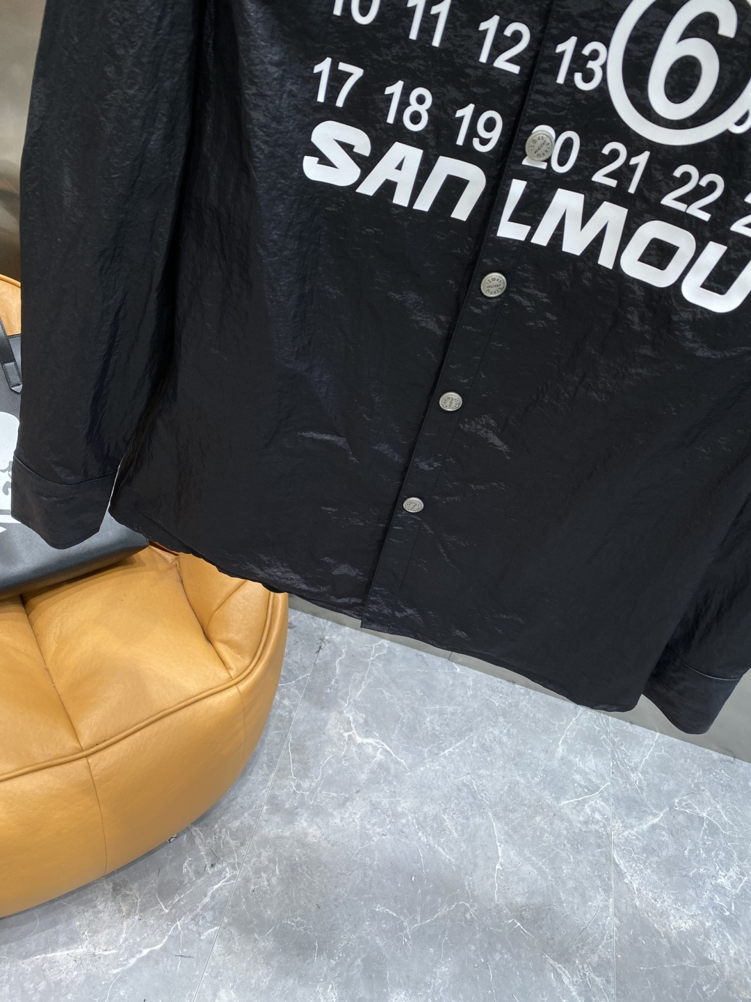 《𝙉𝙚𝙬🤍🖤 玛吉家》时尚界的低调奢华担当 经典黑色，沉稳大气又百搭。精致的品牌元 低调中彰显奢华，更是