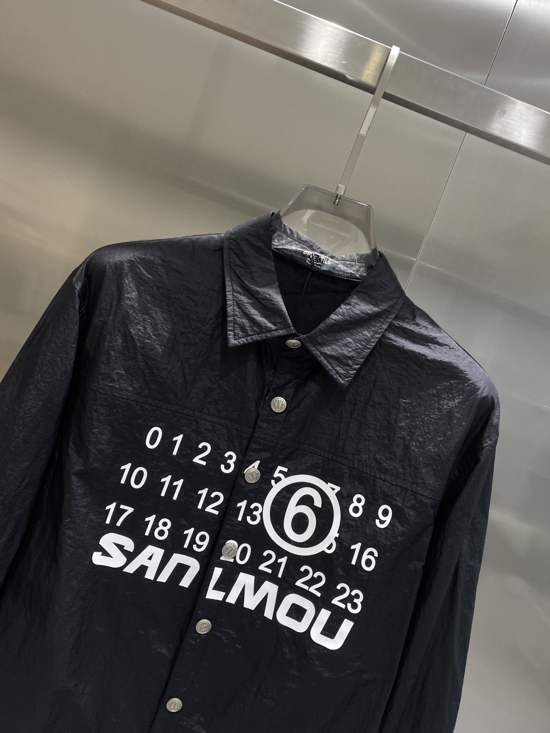 《𝙉𝙚𝙬🤍🖤 玛吉家》时尚界的低调奢华担当 经典黑色，沉稳大气又百搭。精致的品牌元 低调中彰显奢华，更是