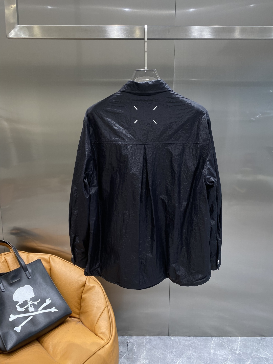 《𝙉𝙚𝙬🤍🖤 玛吉家》时尚界的低调奢华担当 经典黑色，沉稳大气又百搭。精致的品牌元 低调中彰显奢华，更是