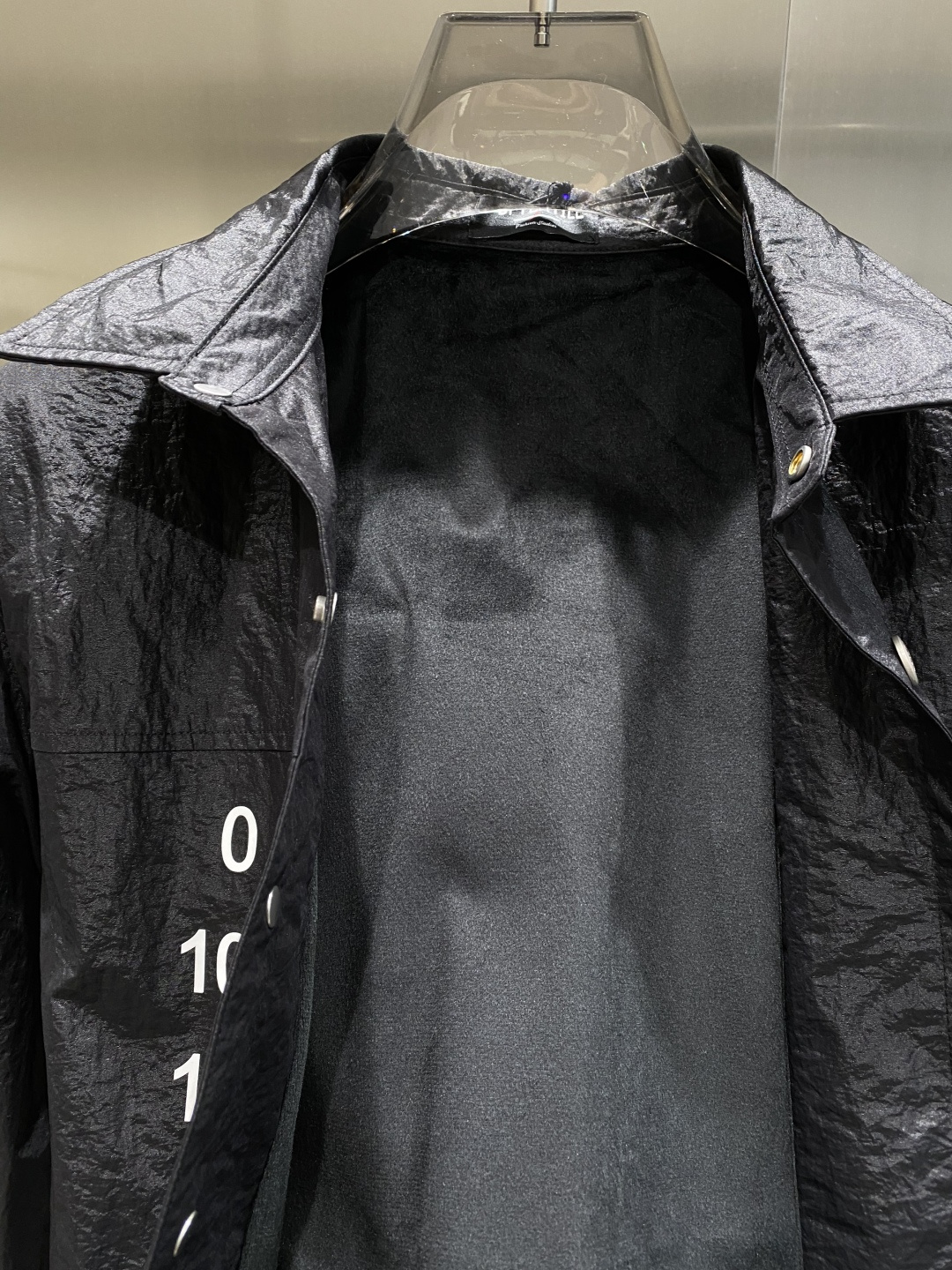 《𝙉𝙚𝙬🤍🖤 玛吉家》时尚界的低调奢华担当 经典黑色，沉稳大气又百搭。精致的品牌元 低调中彰显奢华，更是