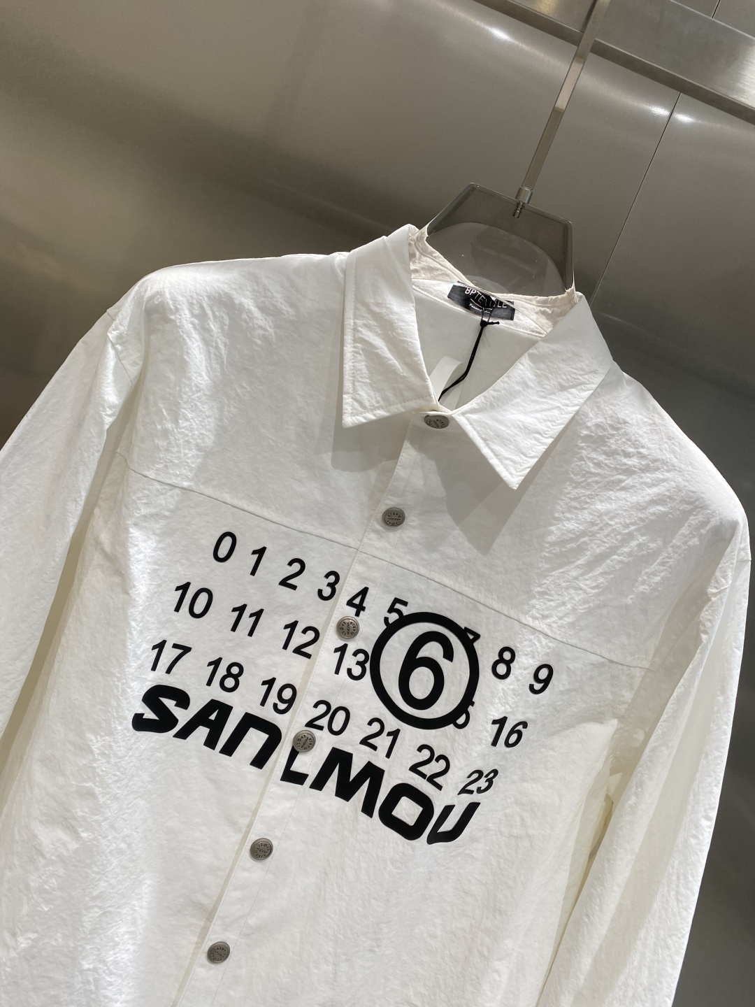 《𝙉𝙚𝙬🤍🖤 玛吉家》时尚界的低调奢华担当 经典黑色，沉稳大气又百搭。精致的品牌元 低调中彰显奢华，更是