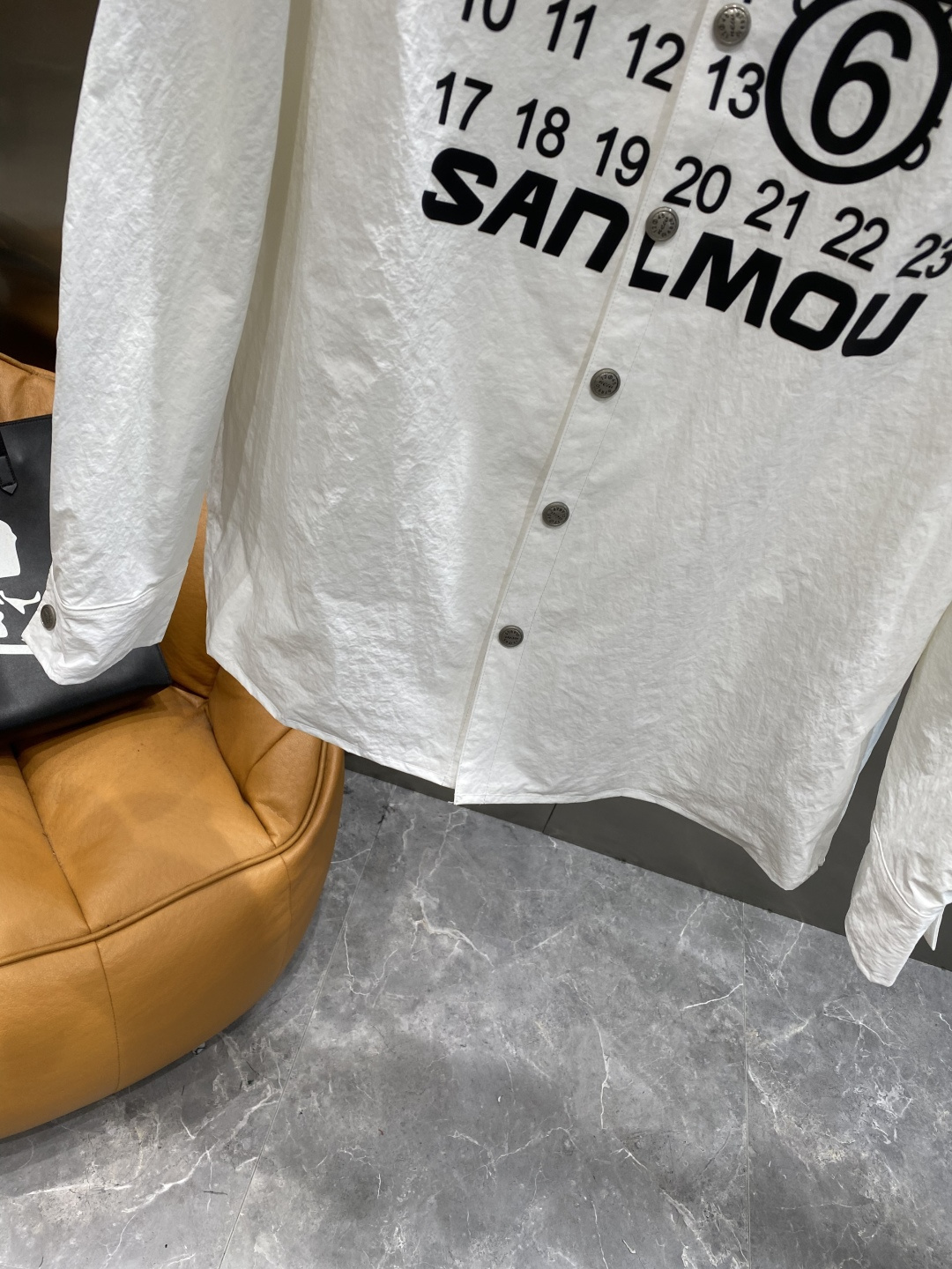 《𝙉𝙚𝙬🤍🖤 玛吉家》时尚界的低调奢华担当 经典黑色，沉稳大气又百搭。精致的品牌元 低调中彰显奢华，更是