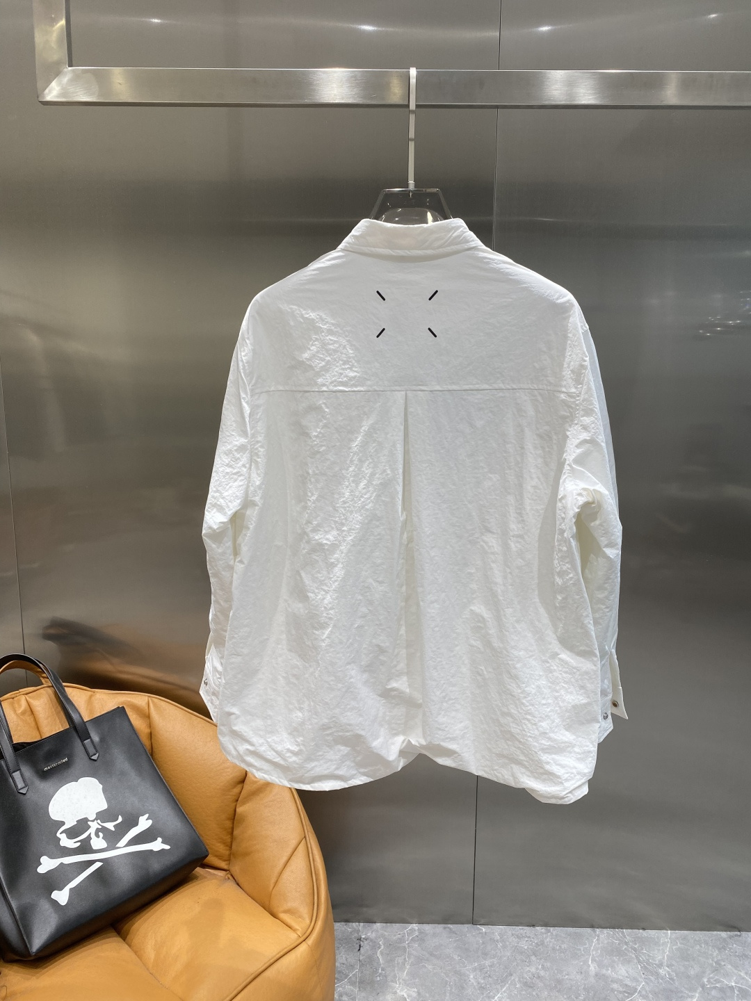 《𝙉𝙚𝙬🤍🖤 玛吉家》时尚界的低调奢华担当 经典黑色，沉稳大气又百搭。精致的品牌元 低调中彰显奢华，更是