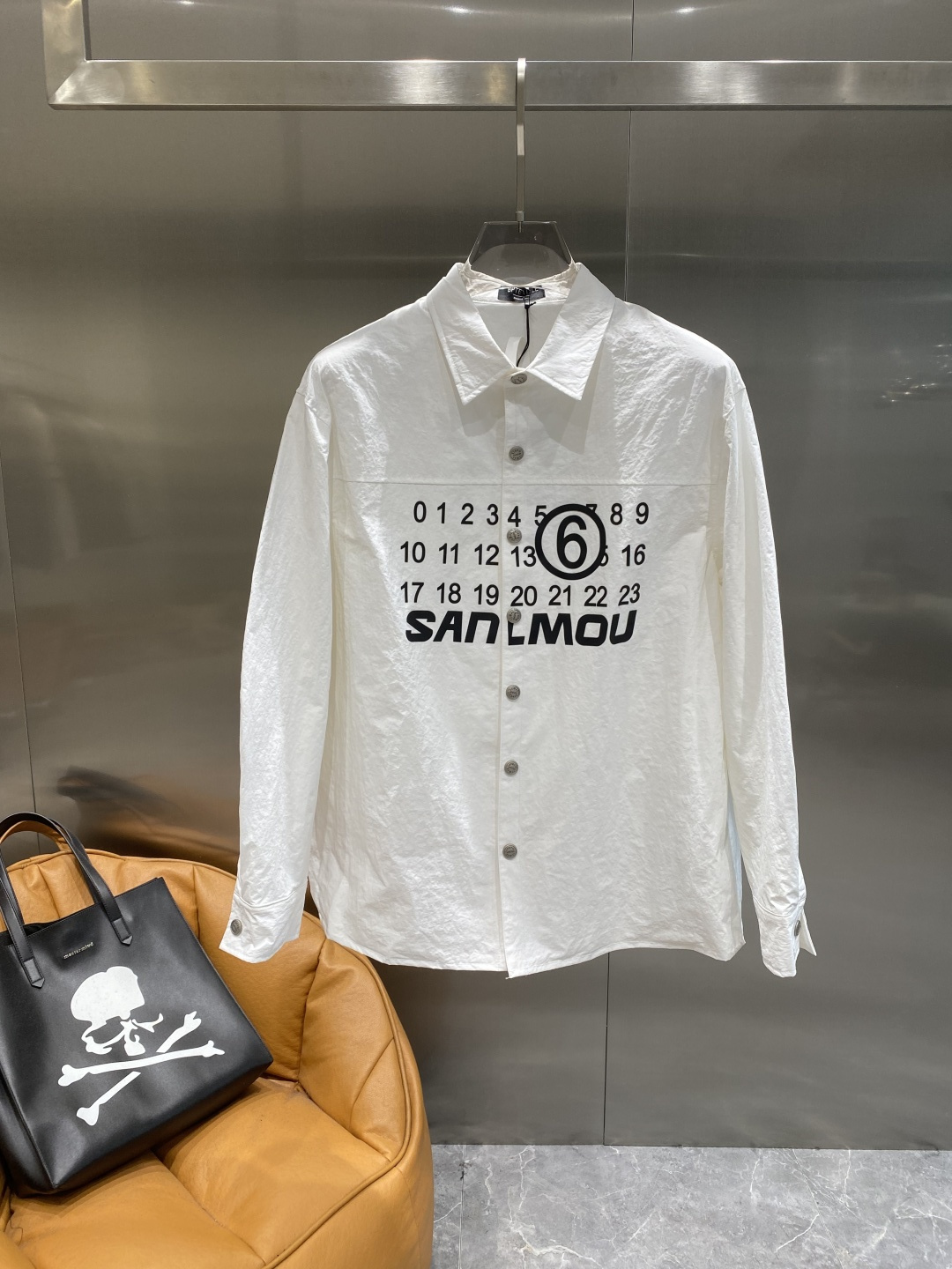 《𝙉𝙚𝙬🤍🖤 玛吉家》时尚界的低调奢华担当 经典黑色，沉稳大气又百搭。精致的品牌元 低调中彰显奢华，更是