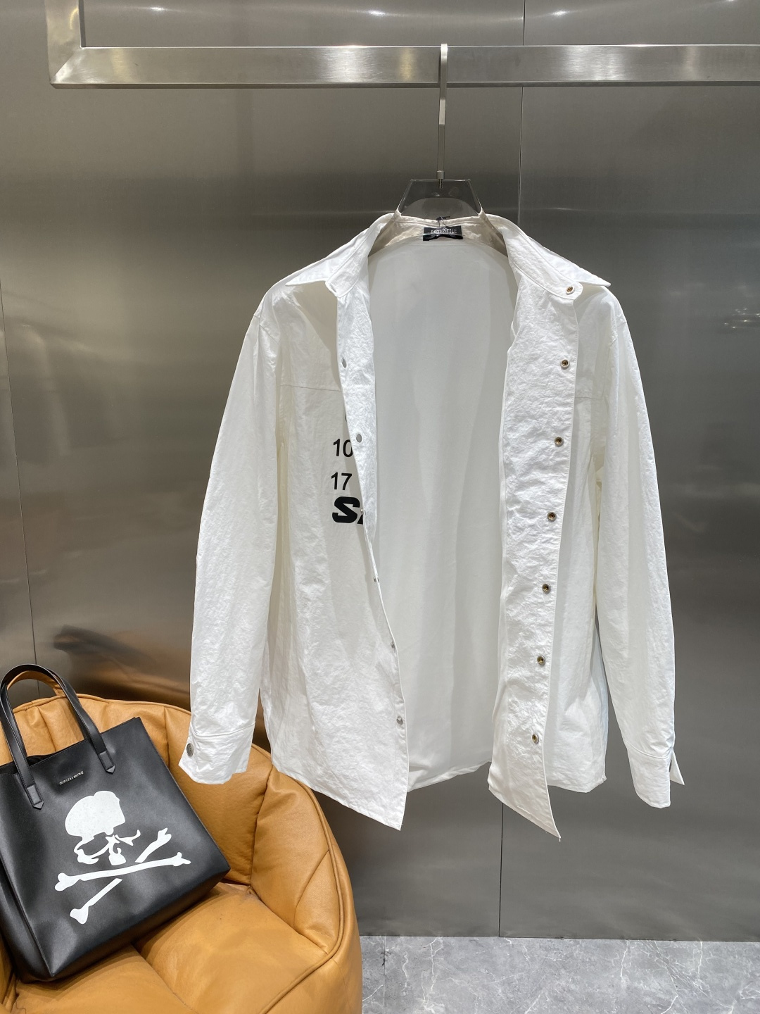 《𝙉𝙚𝙬🤍🖤 玛吉家》时尚界的低调奢华担当 经典黑色，沉稳大气又百搭。精致的品牌元 低调中彰显奢华，更是