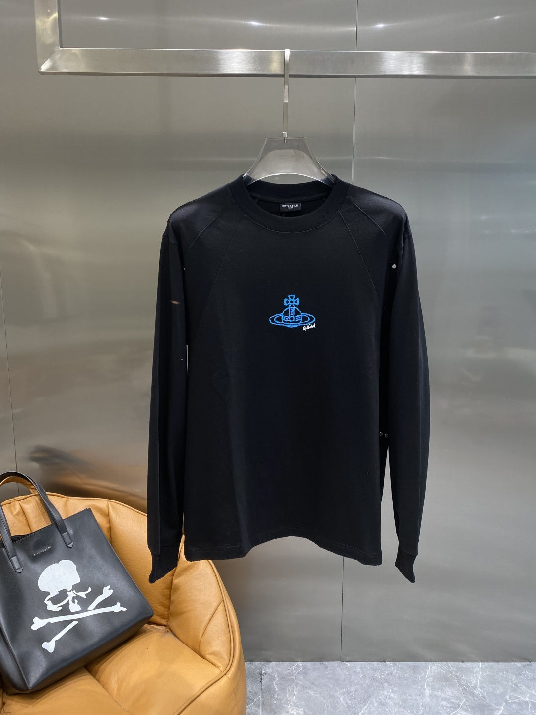 《𝙉𝙚𝙬🤍🖤西太后家》2025秋冬专柜新款 时尚休闲打底衫长袖T恤，精选进口高密度双面拉架棉面料，精致原