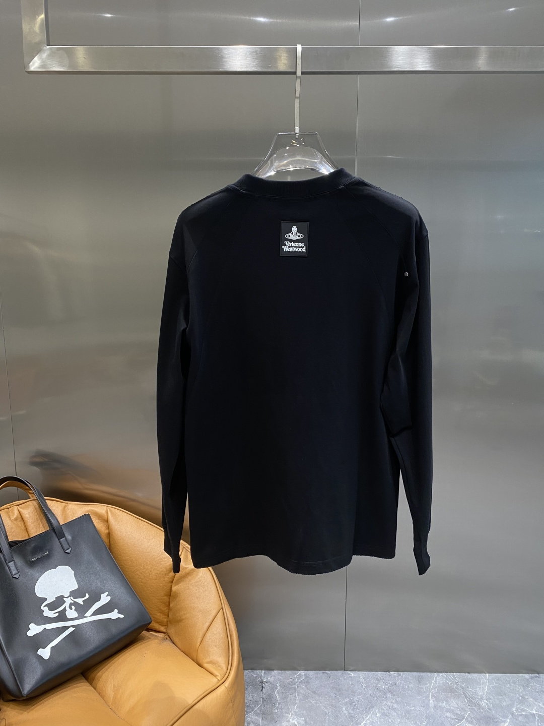 《𝙉𝙚𝙬🤍🖤西太后家》2025秋冬专柜新款 时尚休闲打底衫长袖T恤，精选进口高密度双面拉架棉面料，精致原