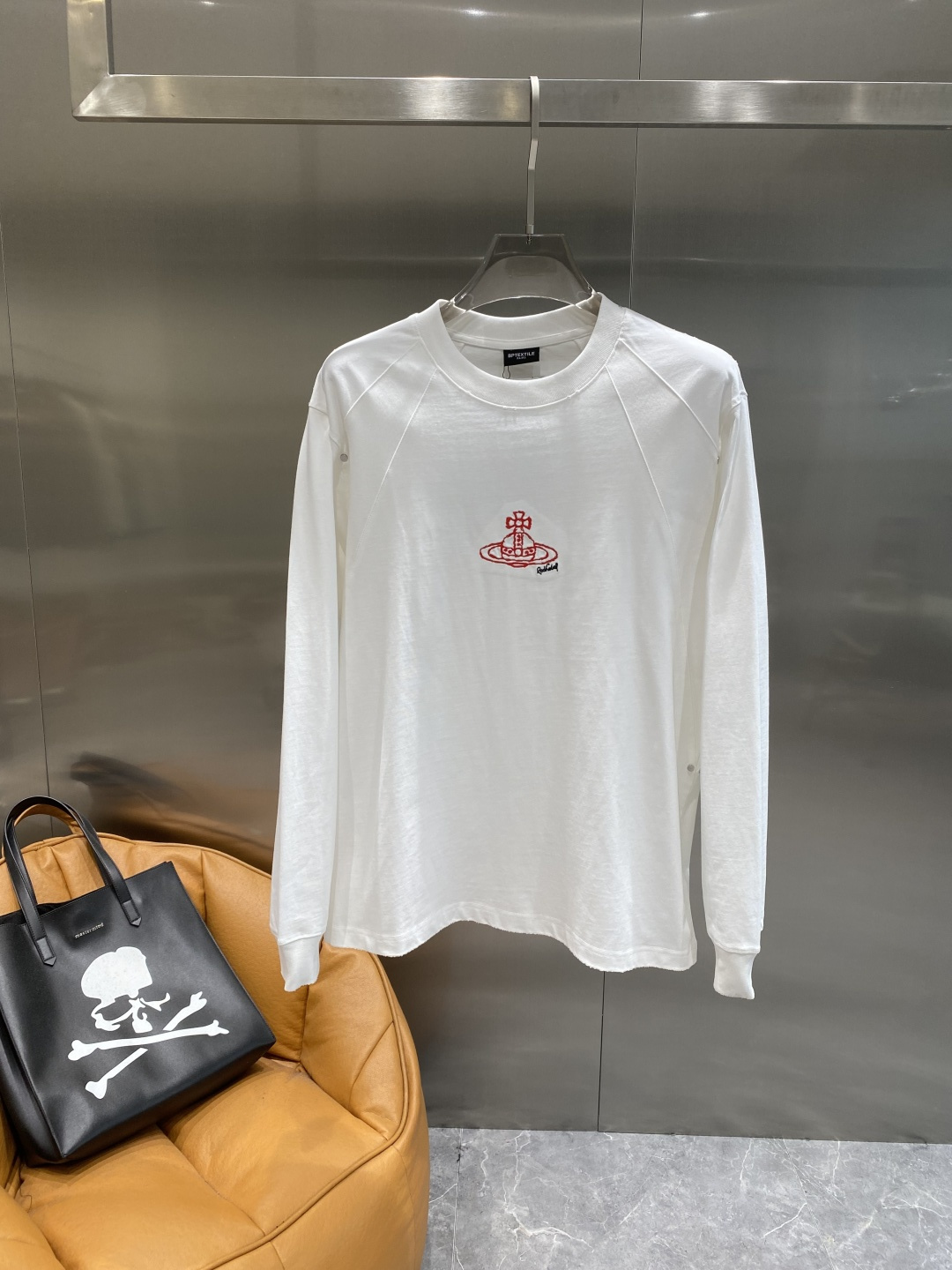 《𝙉𝙚𝙬🤍🖤西太后家》2025秋冬专柜新款 时尚休闲打底衫长袖T恤，精选进口高密度双面拉架棉面料，精致原