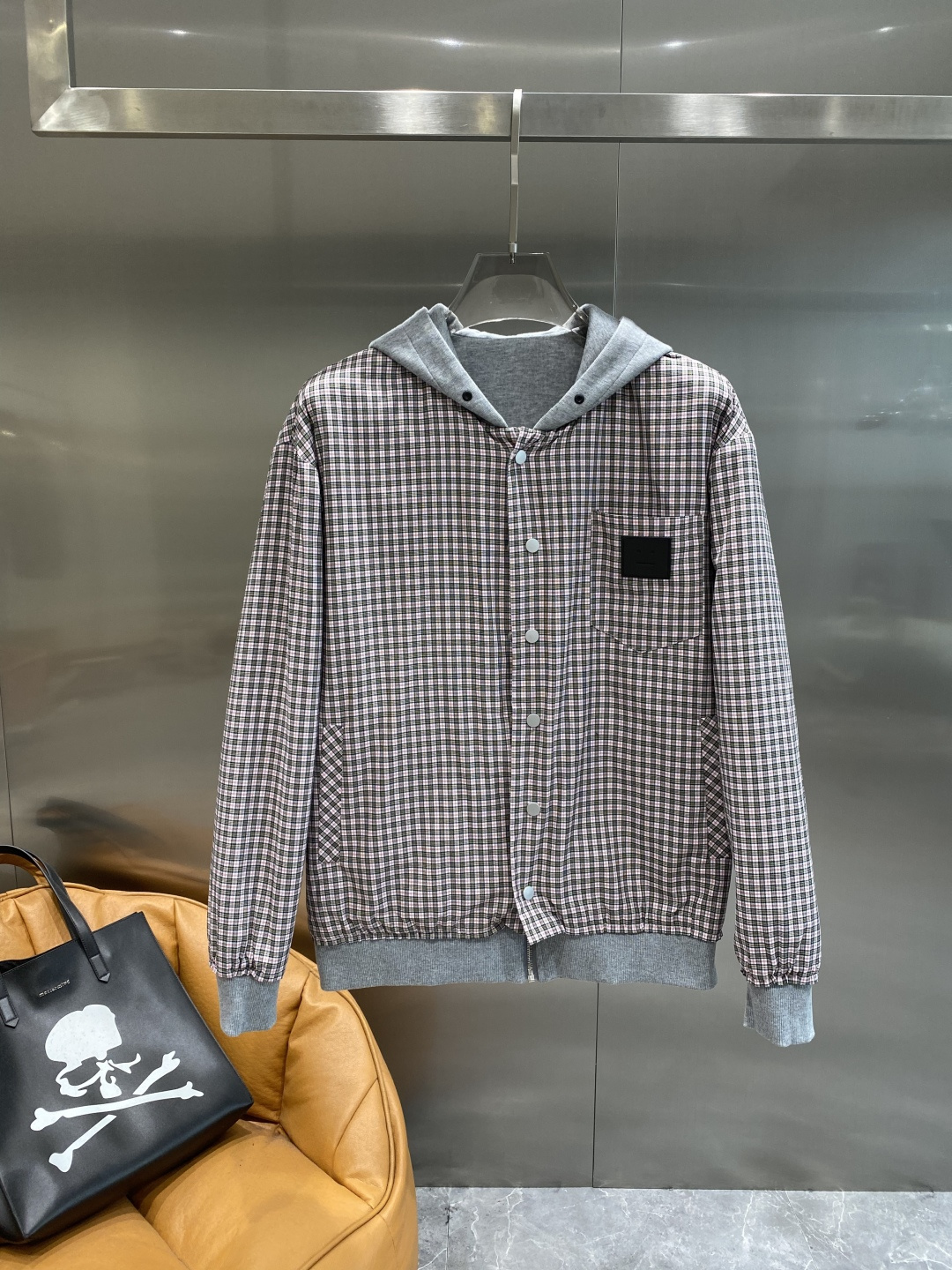 《𝙉𝙚𝙬🤍🖤ACNE 家》双面穿卫衣 低调里的奢华小心机 经典百搭又显瘦，轻松适配各种风格 。胸前独特的