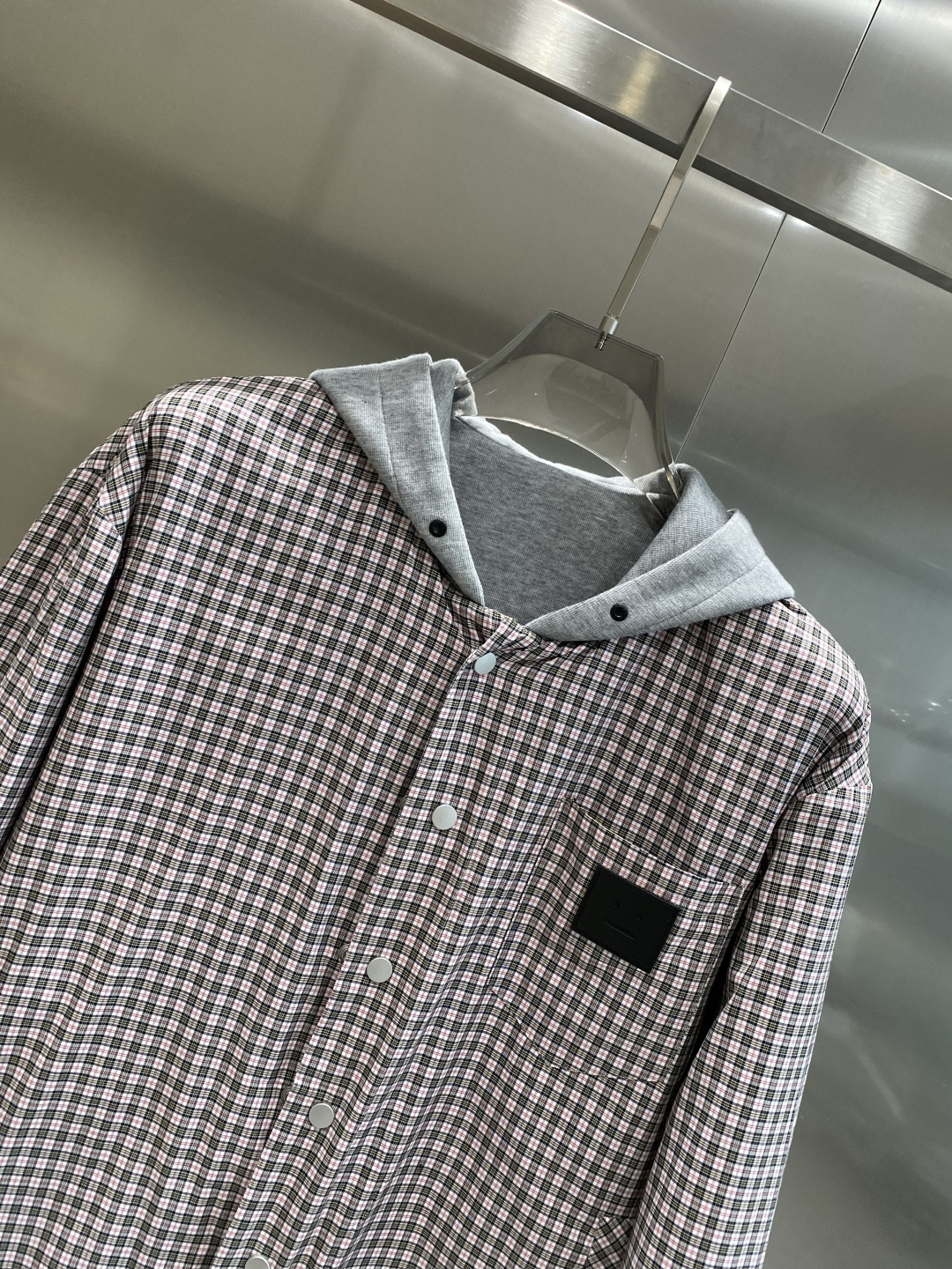 《𝙉𝙚𝙬🤍🖤ACNE 家》双面穿卫衣 低调里的奢华小心机 经典百搭又显瘦，轻松适配各种风格 。胸前独特的