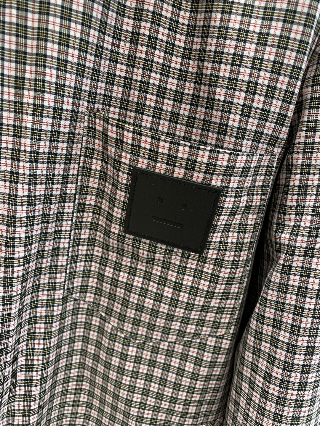 《𝙉𝙚𝙬🤍🖤ACNE 家》双面穿卫衣 低调里的奢华小心机 经典百搭又显瘦，轻松适配各种风格 。胸前独特的