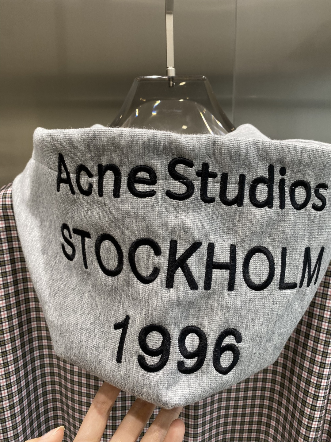 《𝙉𝙚𝙬🤍🖤ACNE 家》双面穿卫衣 低调里的奢华小心机 经典百搭又显瘦，轻松适配各种风格 。胸前独特的