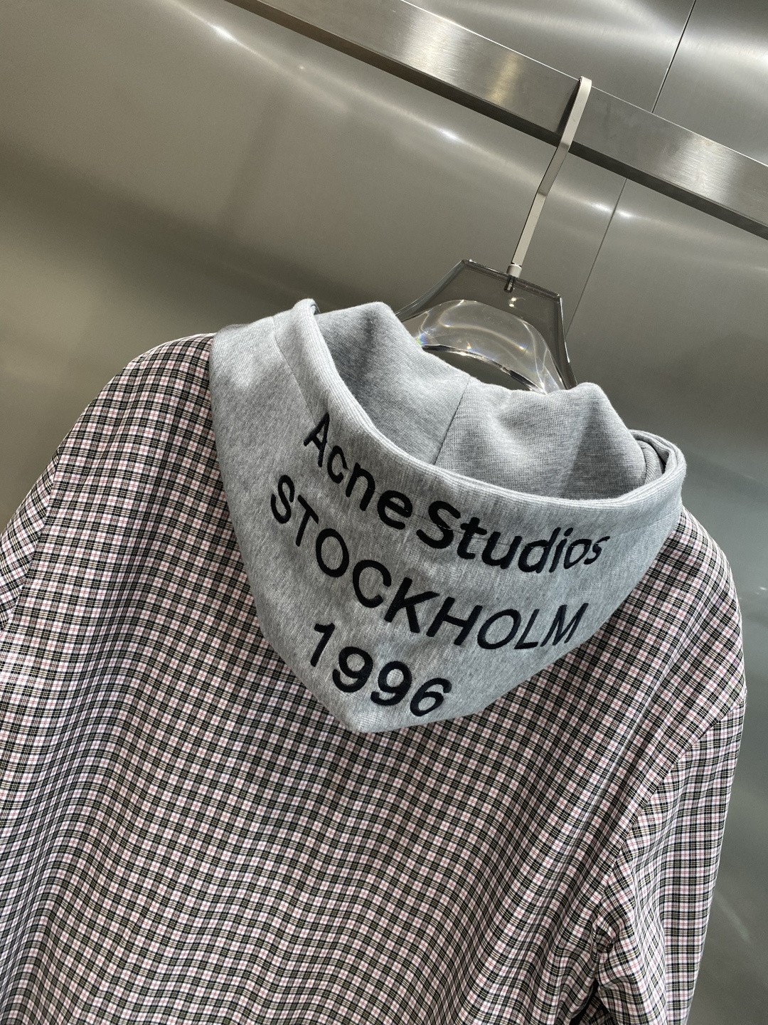 《𝙉𝙚𝙬🤍🖤ACNE 家》双面穿卫衣 低调里的奢华小心机 经典百搭又显瘦，轻松适配各种风格 。胸前独特的