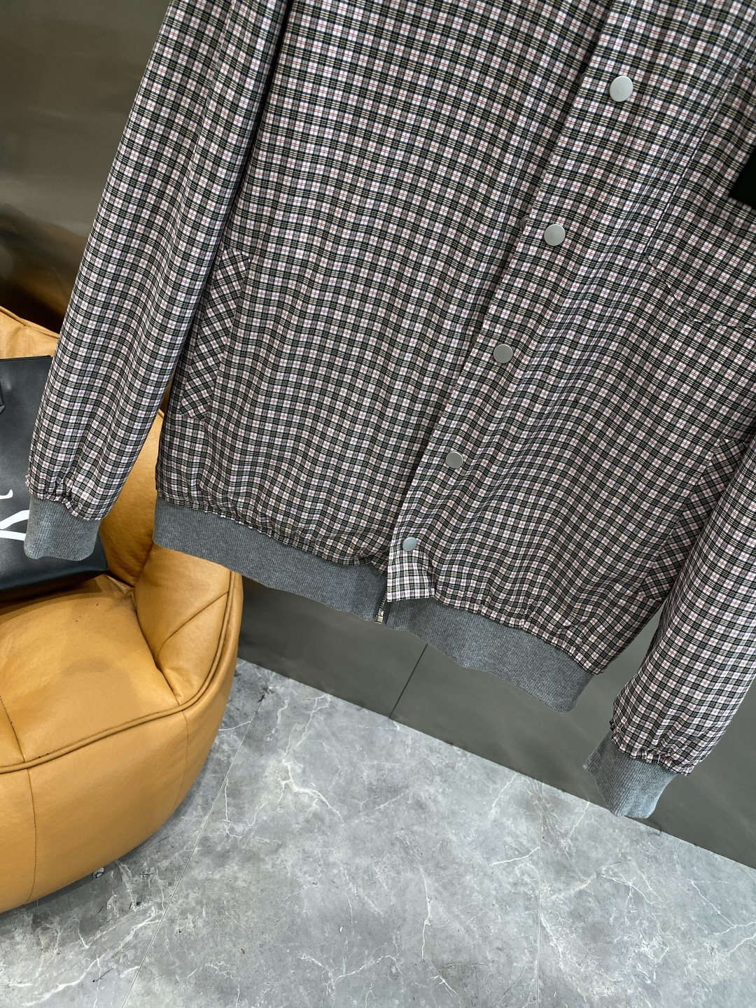 《𝙉𝙚𝙬🤍🖤ACNE 家》双面穿卫衣 低调里的奢华小心机 经典百搭又显瘦，轻松适配各种风格 。胸前独特的