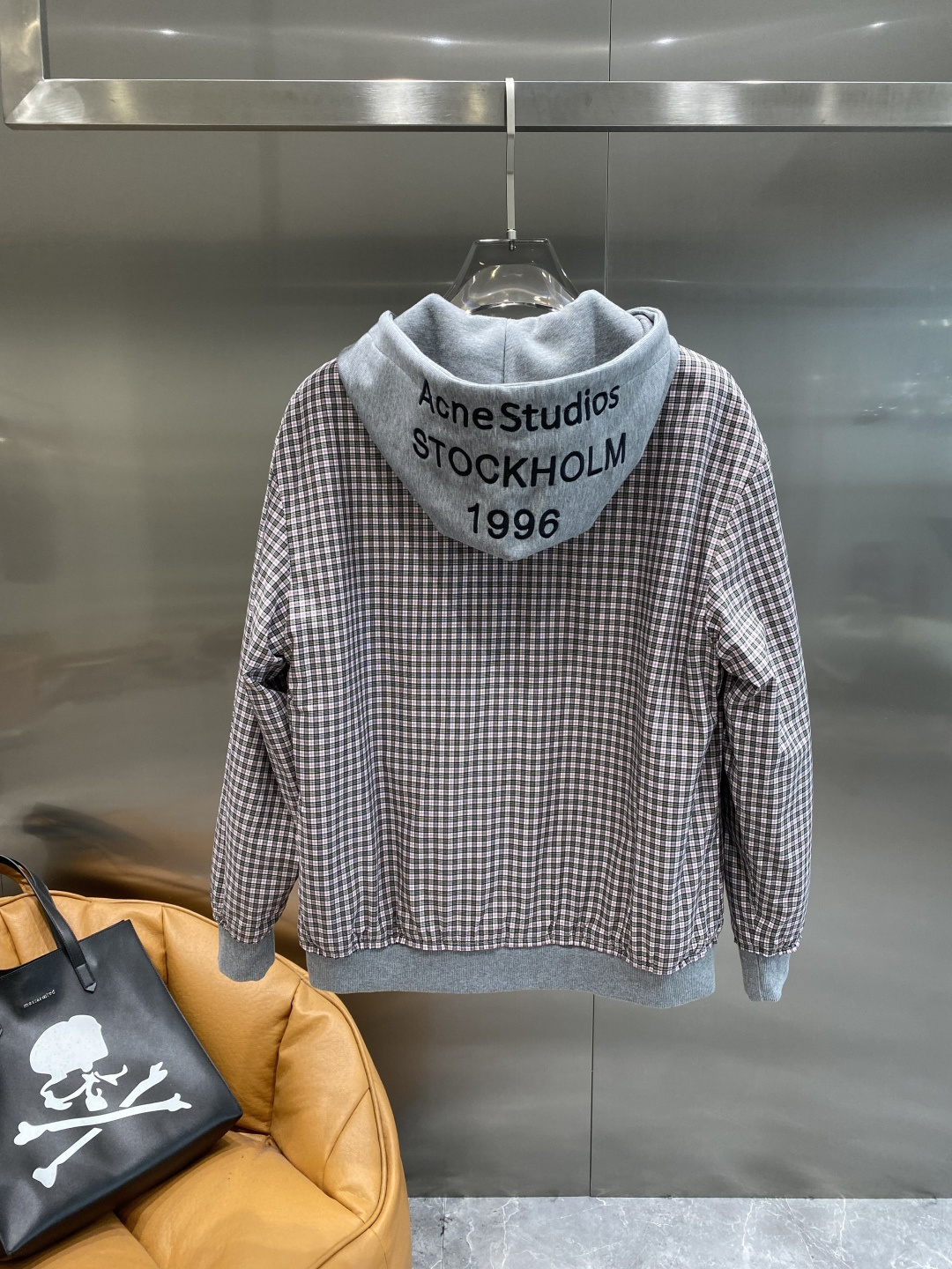 《𝙉𝙚𝙬🤍🖤ACNE 家》双面穿卫衣 低调里的奢华小心机 经典百搭又显瘦，轻松适配各种风格 。胸前独特的