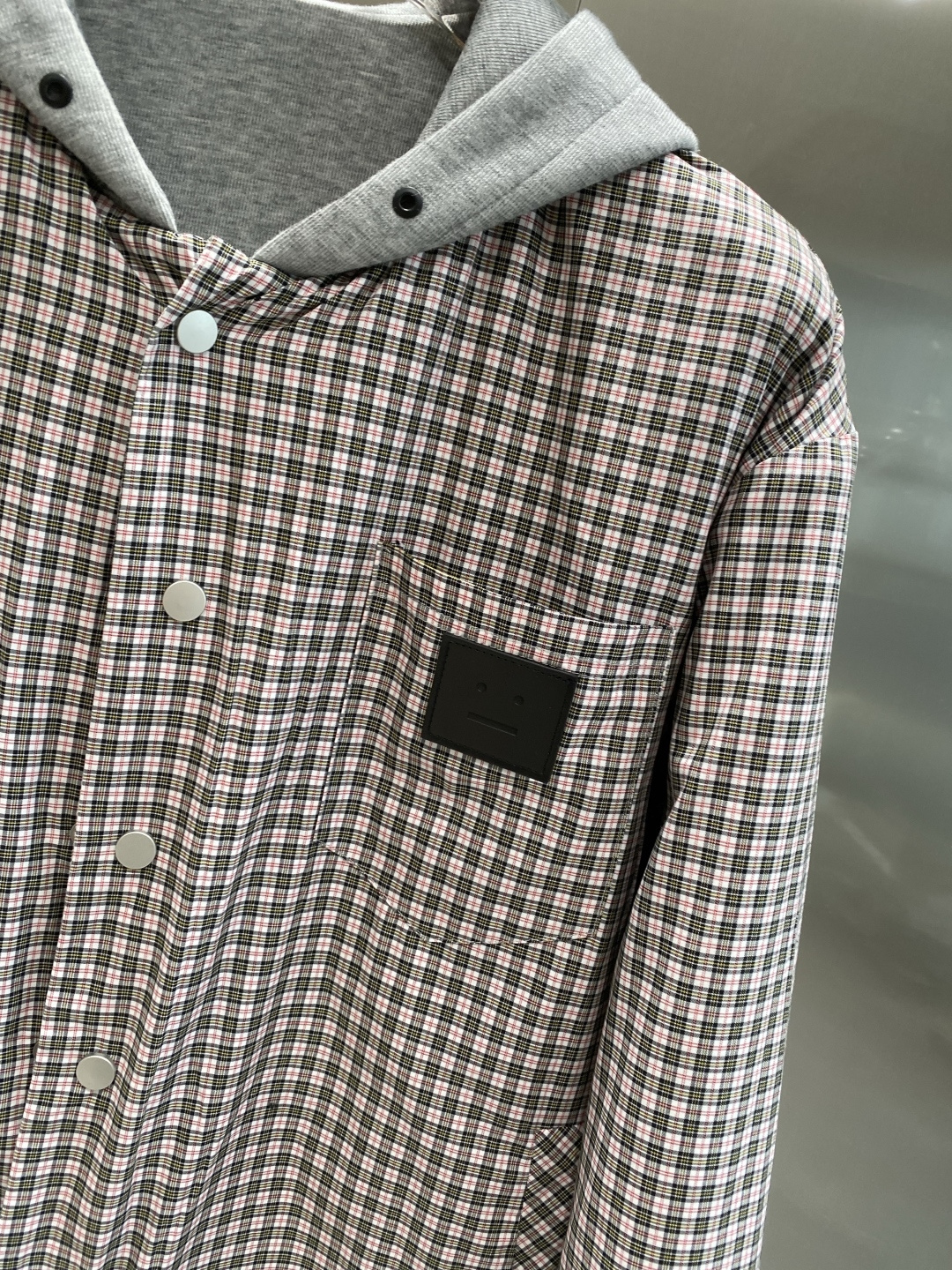 《𝙉𝙚𝙬🤍🖤ACNE 家》双面穿卫衣 低调里的奢华小心机 经典百搭又显瘦，轻松适配各种风格 。胸前独特的