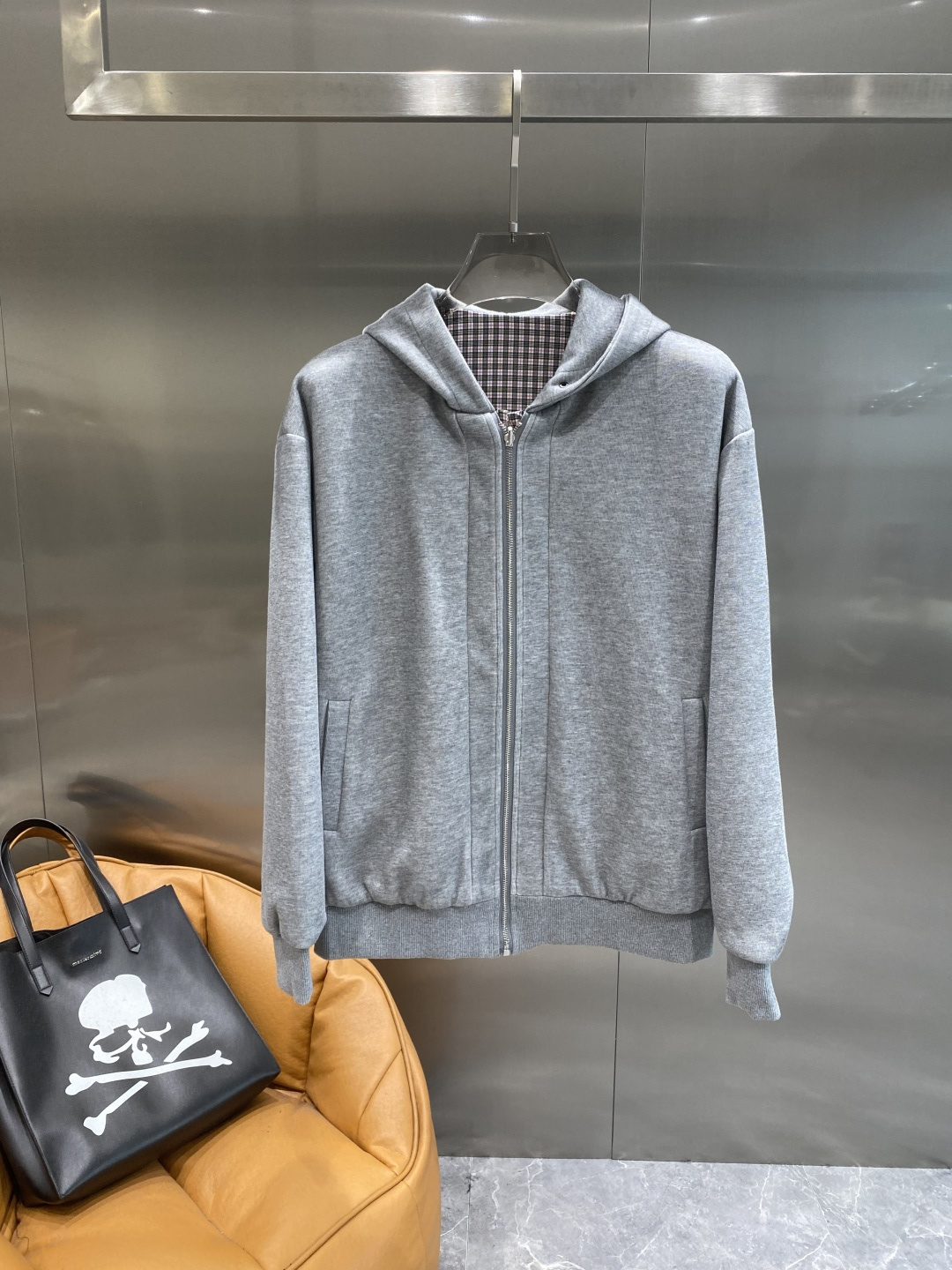 《𝙉𝙚𝙬🤍🖤ACNE 家》双面穿卫衣 低调里的奢华小心机 经典百搭又显瘦，轻松适配各种风格 。胸前独特的