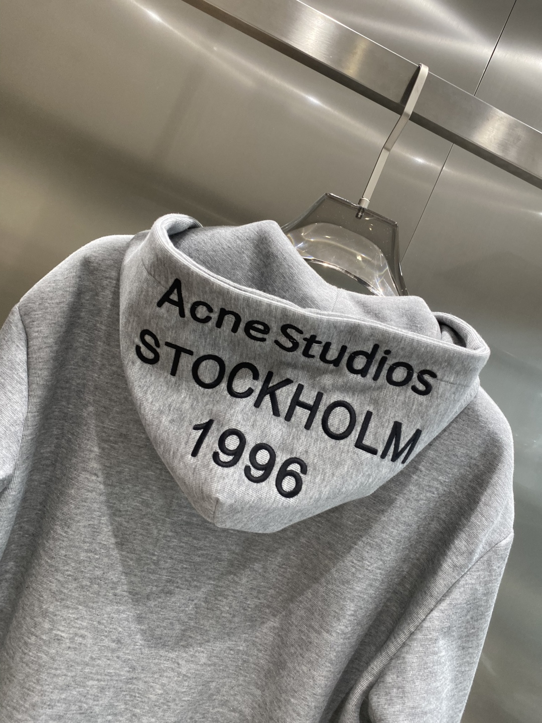 《𝙉𝙚𝙬🤍🖤ACNE 家》双面穿卫衣 低调里的奢华小心机 经典百搭又显瘦，轻松适配各种风格 。胸前独特的