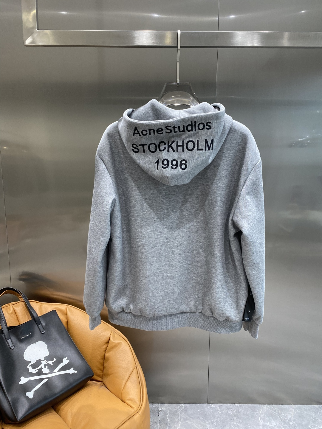 《𝙉𝙚𝙬🤍🖤ACNE 家》双面穿卫衣 低调里的奢华小心机 经典百搭又显瘦，轻松适配各种风格 。胸前独特的