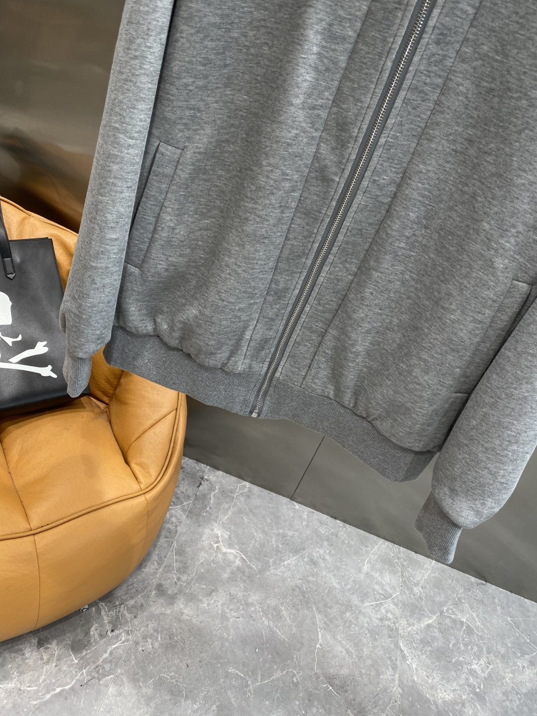 《𝙉𝙚𝙬🤍🖤ACNE 家》双面穿卫衣 低调里的奢华小心机 经典百搭又显瘦，轻松适配各种风格 。胸前独特的