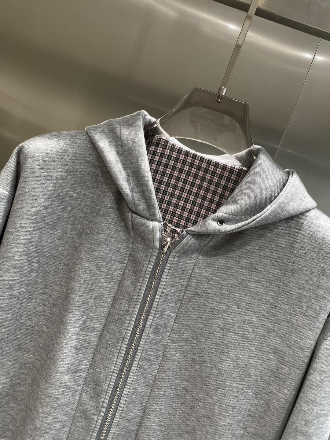 《𝙉𝙚𝙬🤍🖤ACNE 家》双面穿卫衣 低调里的奢华小心机 经典百搭又显瘦，轻松适配各种风格 。胸前独特的