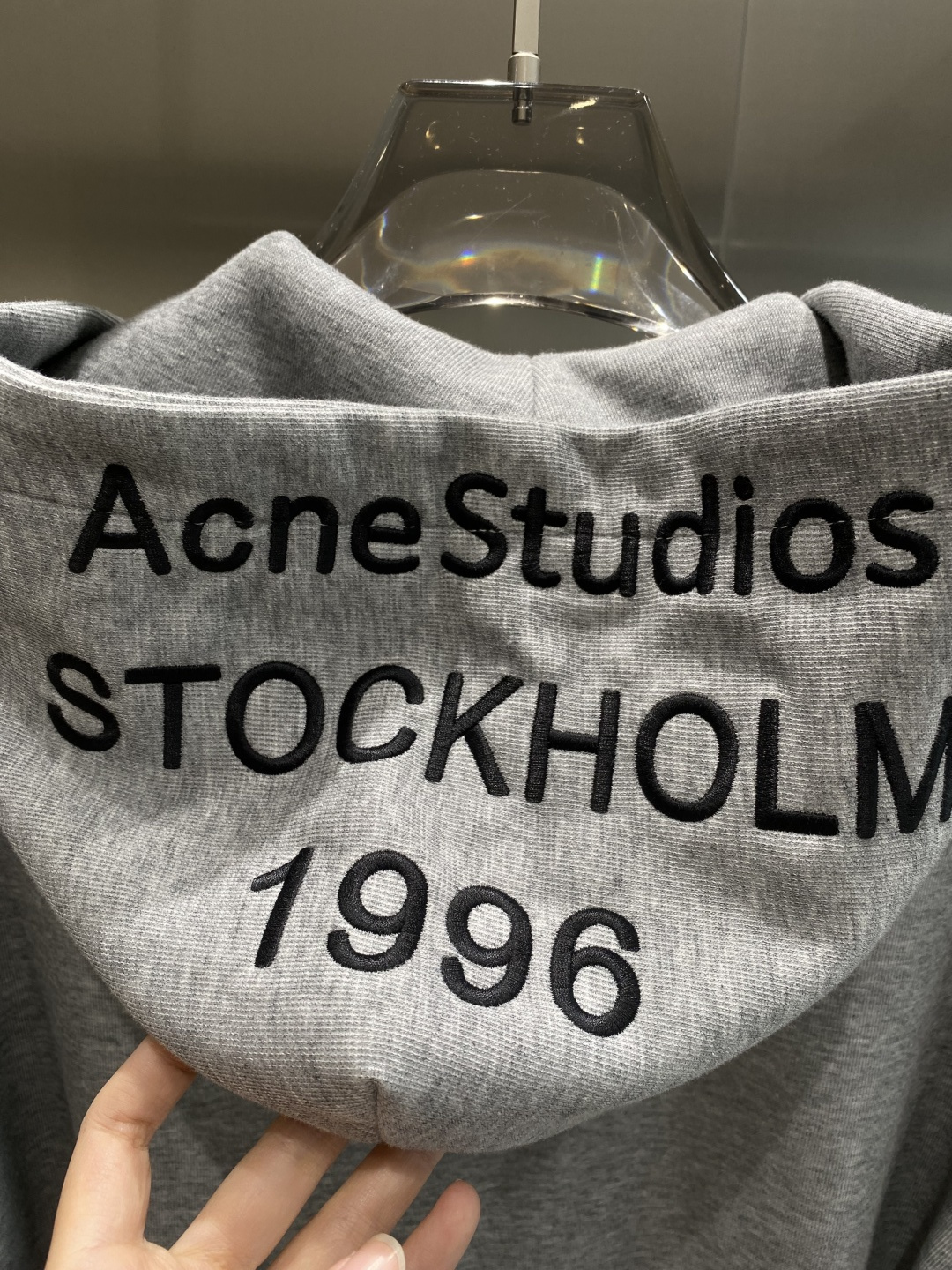 《𝙉𝙚𝙬🤍🖤ACNE 家》双面穿卫衣 低调里的奢华小心机 经典百搭又显瘦，轻松适配各种风格 。胸前独特的