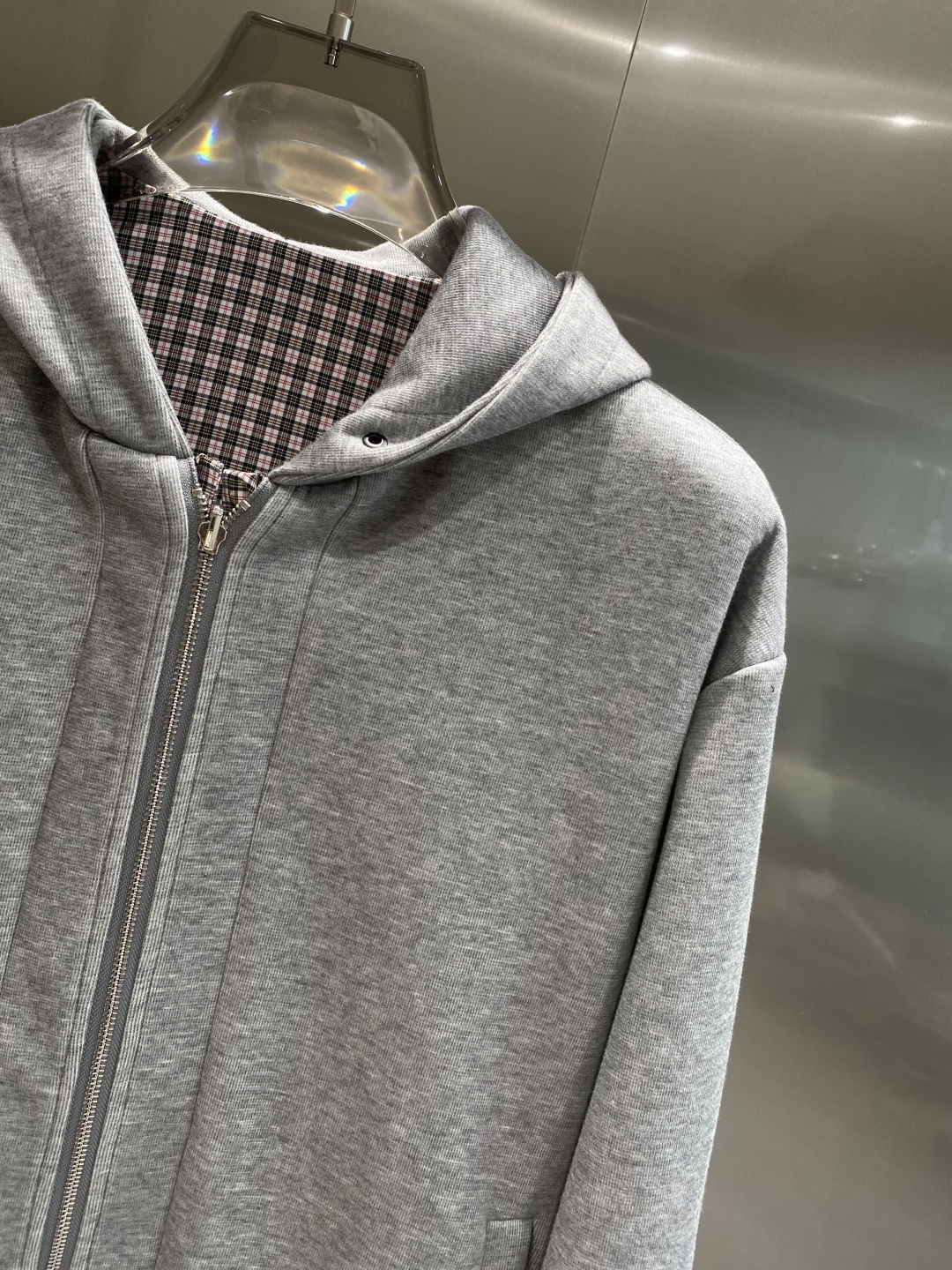 《𝙉𝙚𝙬🤍🖤ACNE 家》双面穿卫衣 低调里的奢华小心机 经典百搭又显瘦，轻松适配各种风格 。胸前独特的