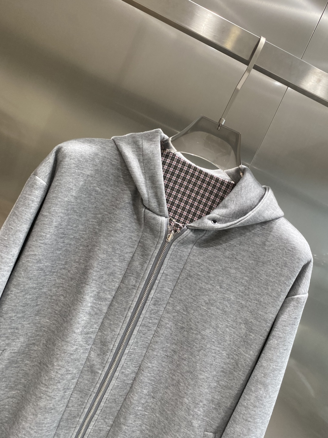 《𝙉𝙚𝙬🤍🖤ACNE 家》双面穿卫衣 低调里的奢华小心机 经典百搭又显瘦，轻松适配各种风格 。胸前独特的