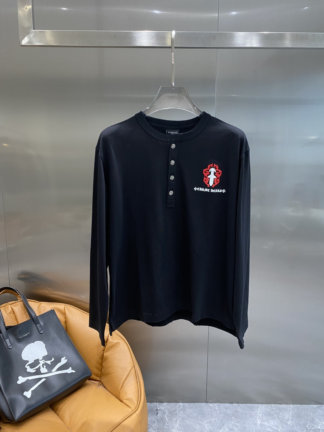 《𝙉𝙚𝙬🤍🖤克家》2025秋冬专柜新款 时尚休闲打底衫长袖T恤，精选进口高密度双面拉架棉面料，精致原版l