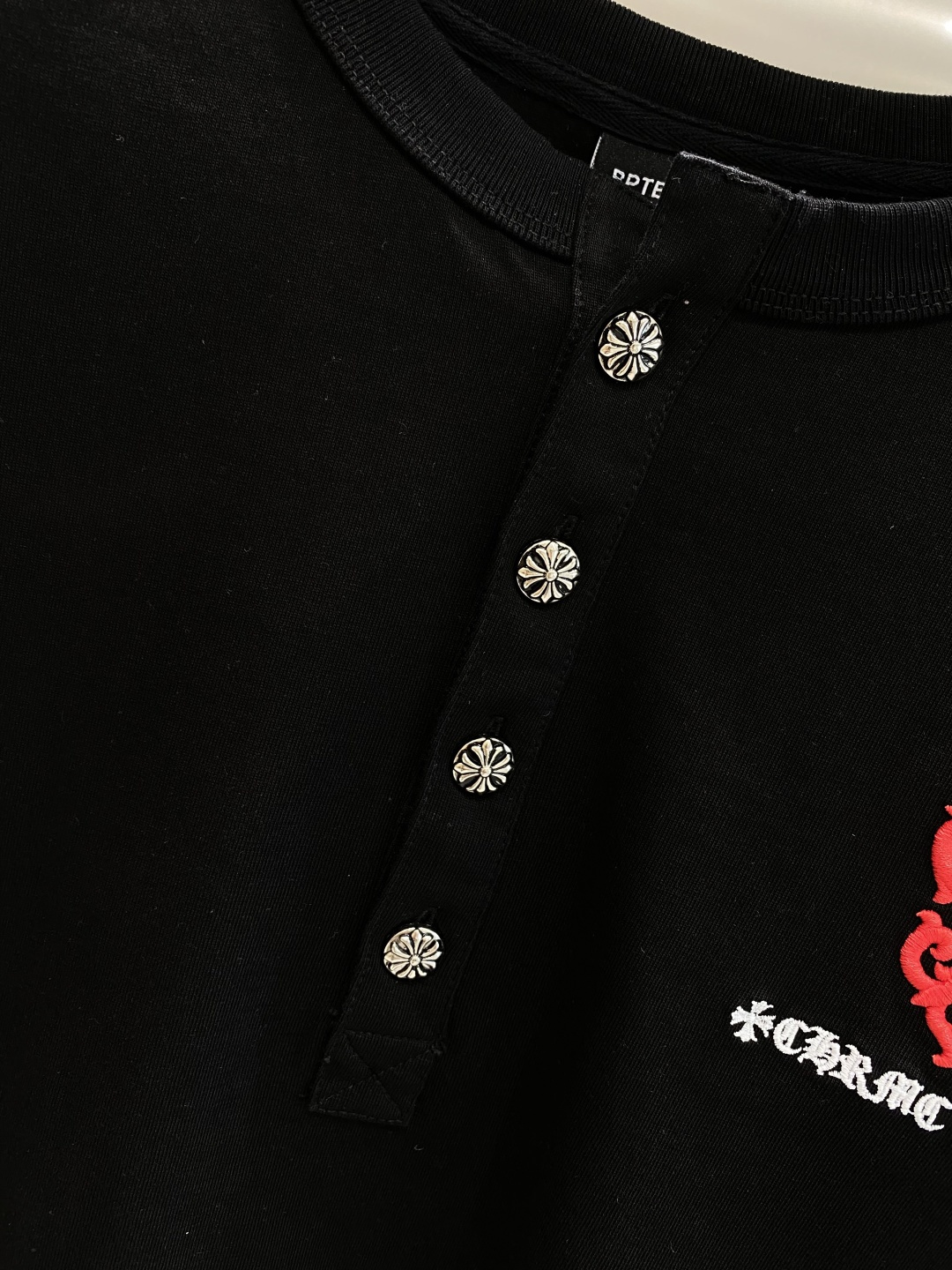 《𝙉𝙚𝙬🤍🖤克家》2025秋冬专柜新款 时尚休闲打底衫长袖T恤，精选进口高密度双面拉架棉面料，精致原版l