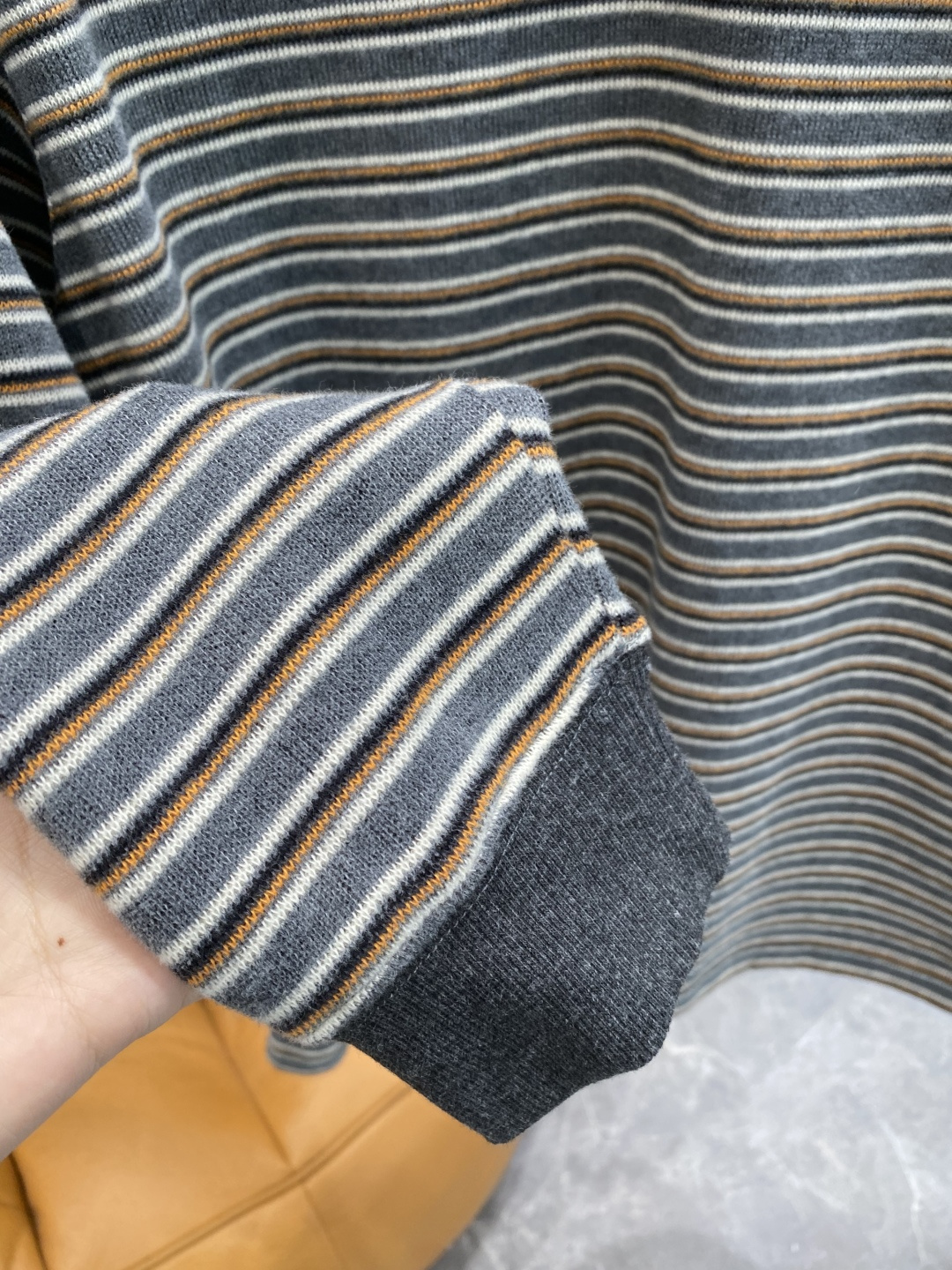 《𝙉𝙚𝙬🤍🖤圣罗兰家》2025秋冬专柜新款 时尚休闲打底衫长袖T恤，精选进口高密度双面拉架棉面料，精致原