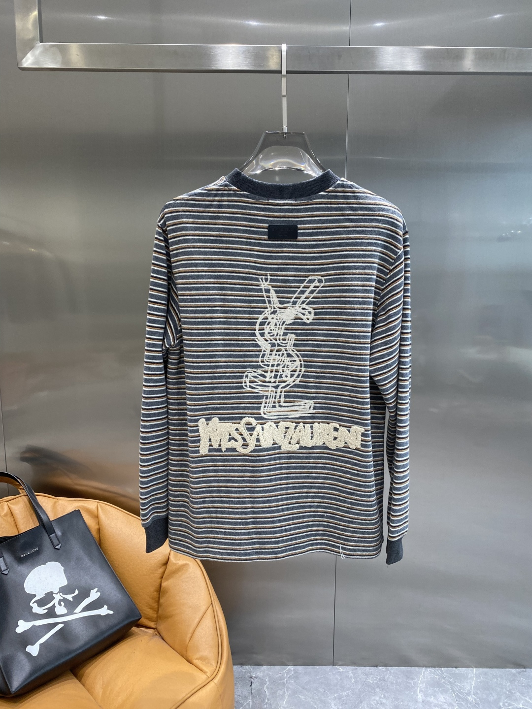 《𝙉𝙚𝙬🤍🖤圣罗兰家》2025秋冬专柜新款 时尚休闲打底衫长袖T恤，精选进口高密度双面拉架棉面料，精致原