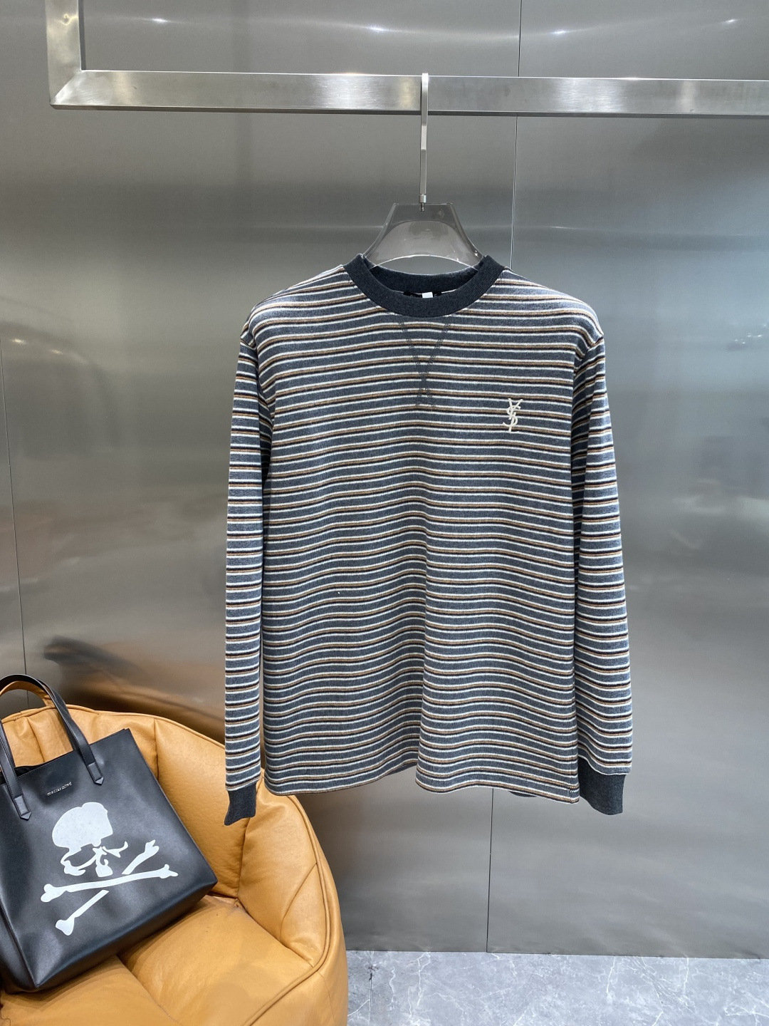 《𝙉𝙚𝙬🤍🖤圣罗兰家》2025秋冬专柜新款 时尚休闲打底衫长袖T恤，精选进口高密度双面拉架棉面料，精致原