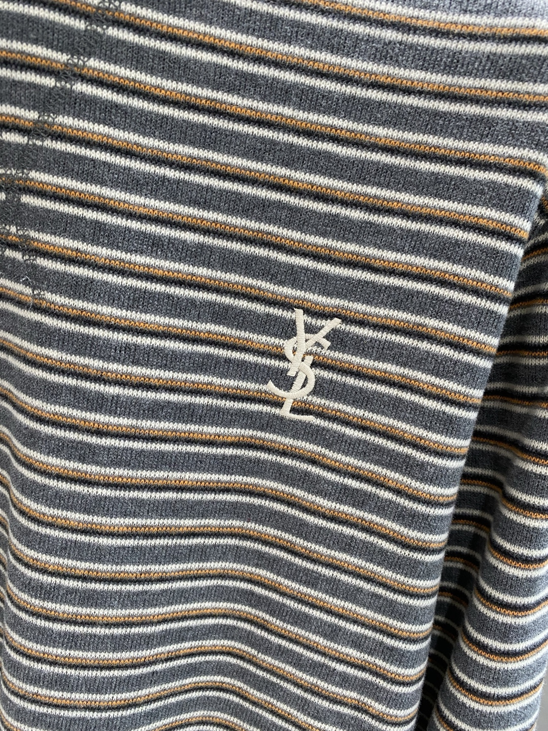 《𝙉𝙚𝙬🤍🖤圣罗兰家》2025秋冬专柜新款 时尚休闲打底衫长袖T恤，精选进口高密度双面拉架棉面料，精致原