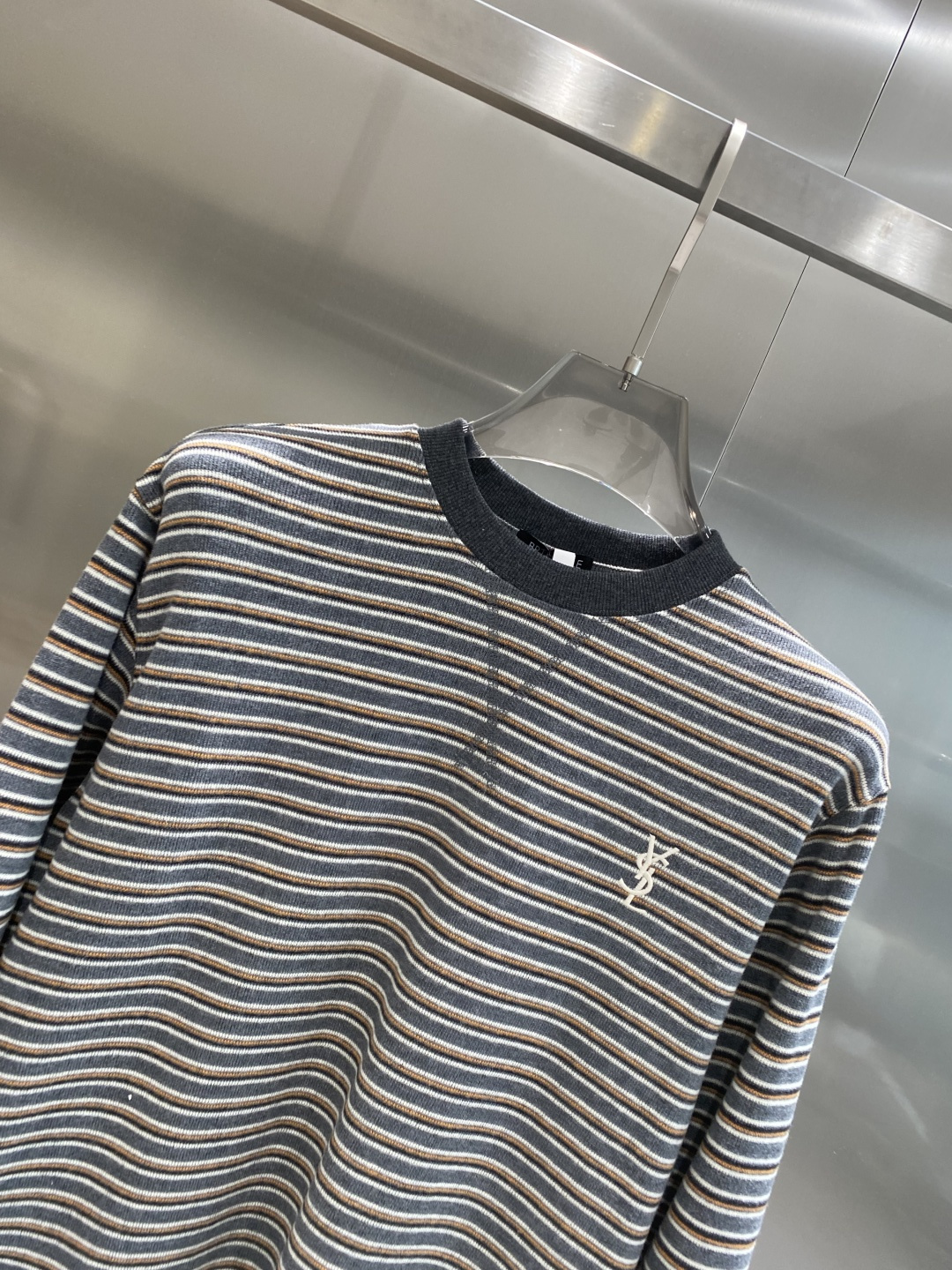 《𝙉𝙚𝙬🤍🖤圣罗兰家》2025秋冬专柜新款 时尚休闲打底衫长袖T恤，精选进口高密度双面拉架棉面料，精致原