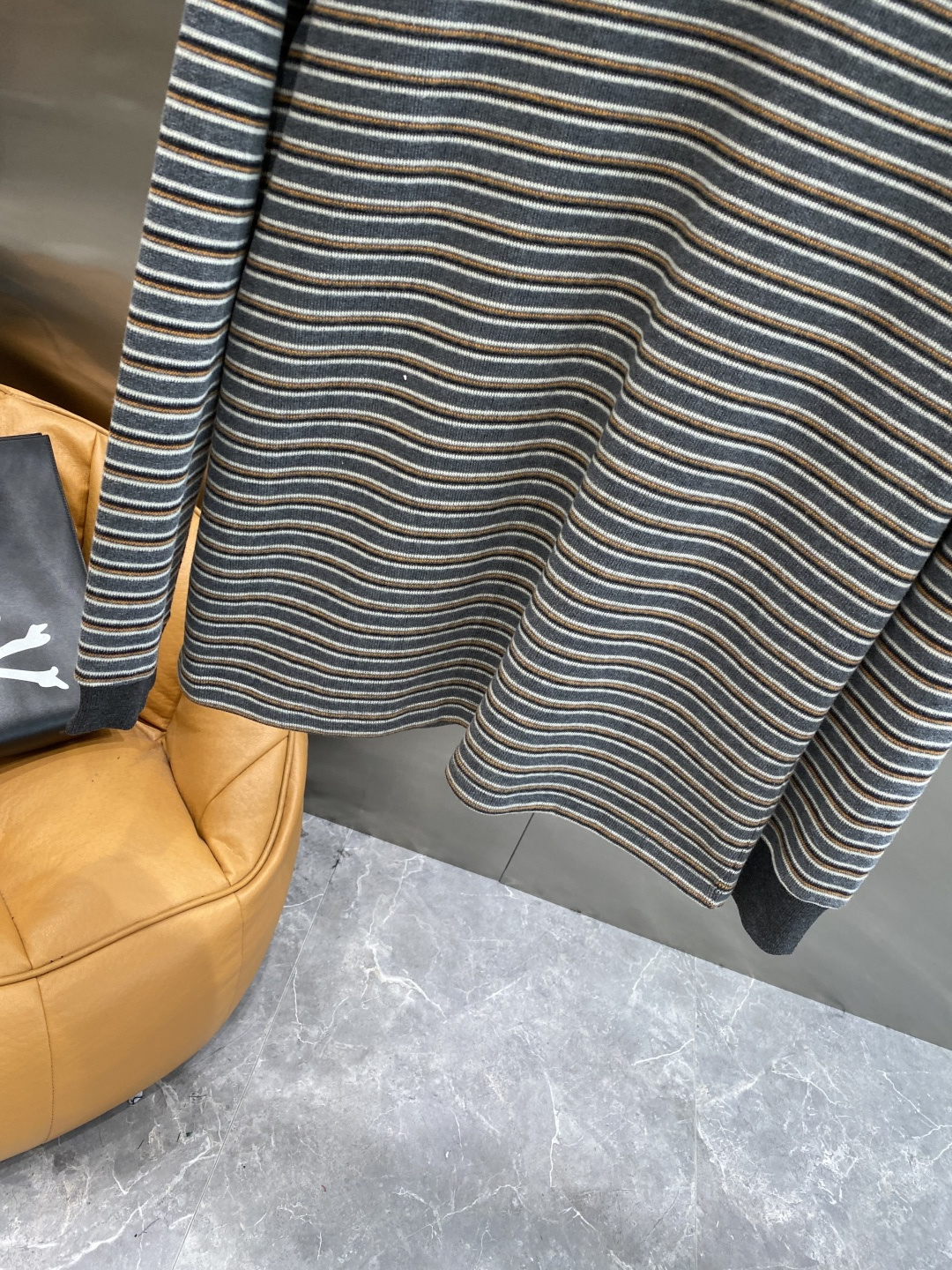 《𝙉𝙚𝙬🤍🖤圣罗兰家》2025秋冬专柜新款 时尚休闲打底衫长袖T恤，精选进口高密度双面拉架棉面料，精致原