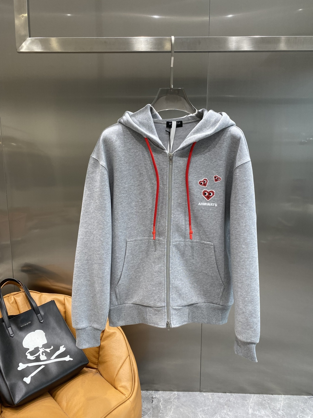 《𝙉𝙚𝙬🤍🖤PLAY家》2025ss秋冬最新款专柜同款首发！高端时尚休闲开衫外套超正版型上身瞬间变欧巴！