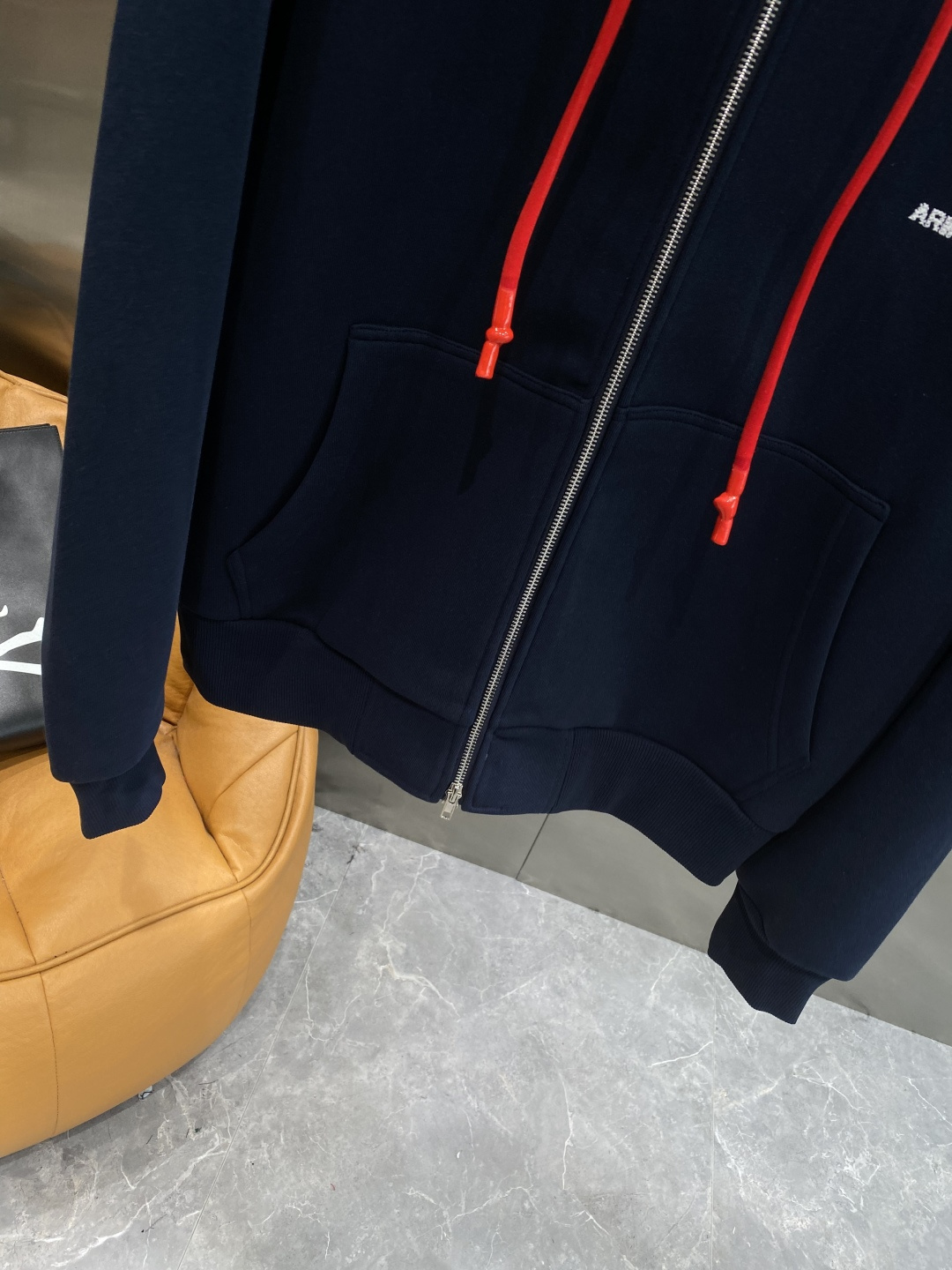 《𝙉𝙚𝙬🤍🖤PLAY家》2025ss秋冬最新款专柜同款首发！高端时尚休闲开衫外套超正版型上身瞬间变欧巴！