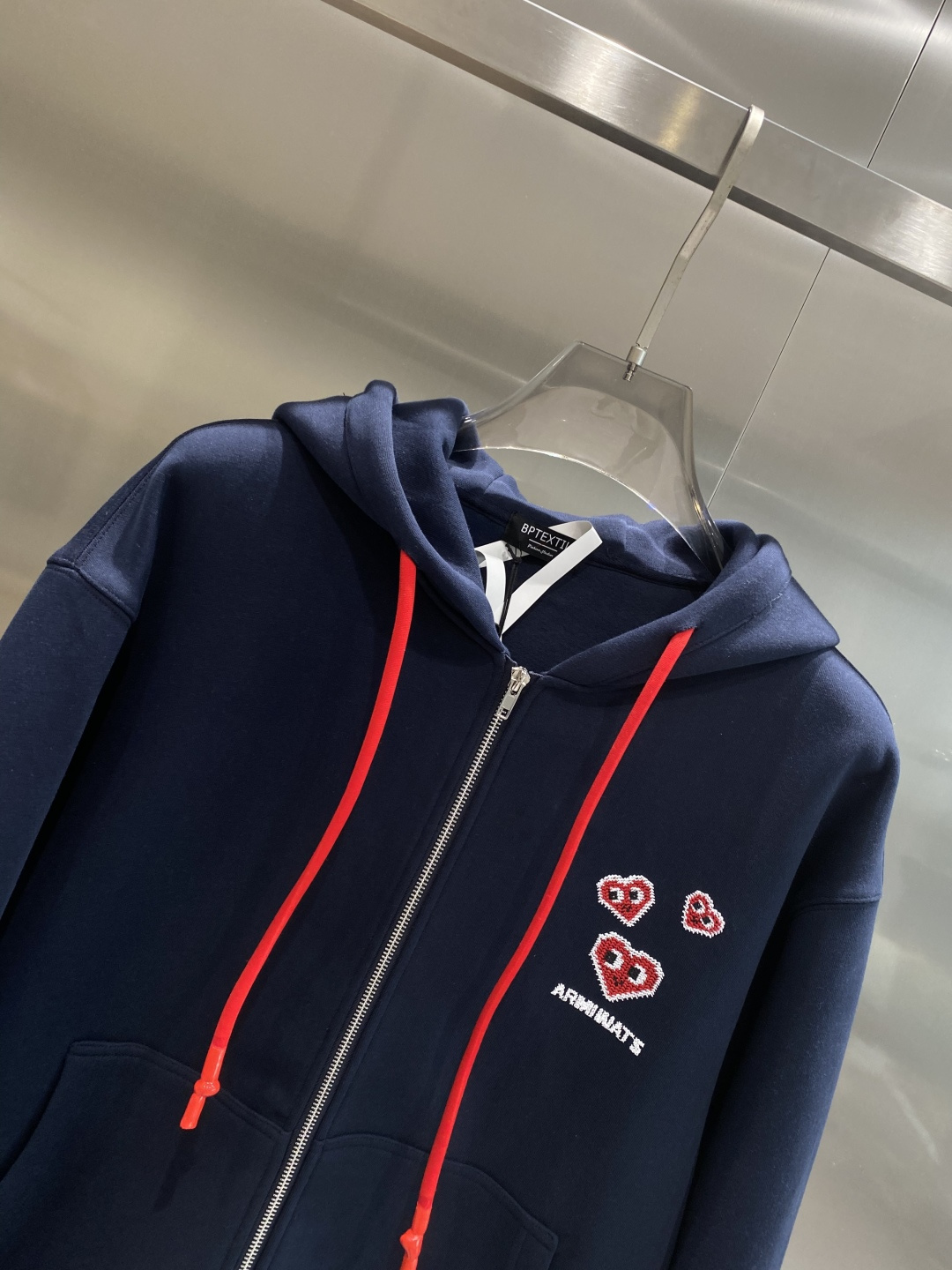 《𝙉𝙚𝙬🤍🖤PLAY家》2025ss秋冬最新款专柜同款首发！高端时尚休闲开衫外套超正版型上身瞬间变欧巴！