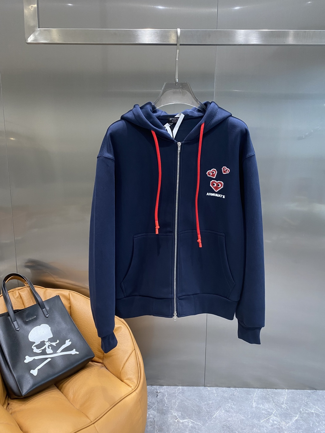 《𝙉𝙚𝙬🤍🖤PLAY家》2025ss秋冬最新款专柜同款首发！高端时尚休闲开衫外套超正版型上身瞬间变欧巴！