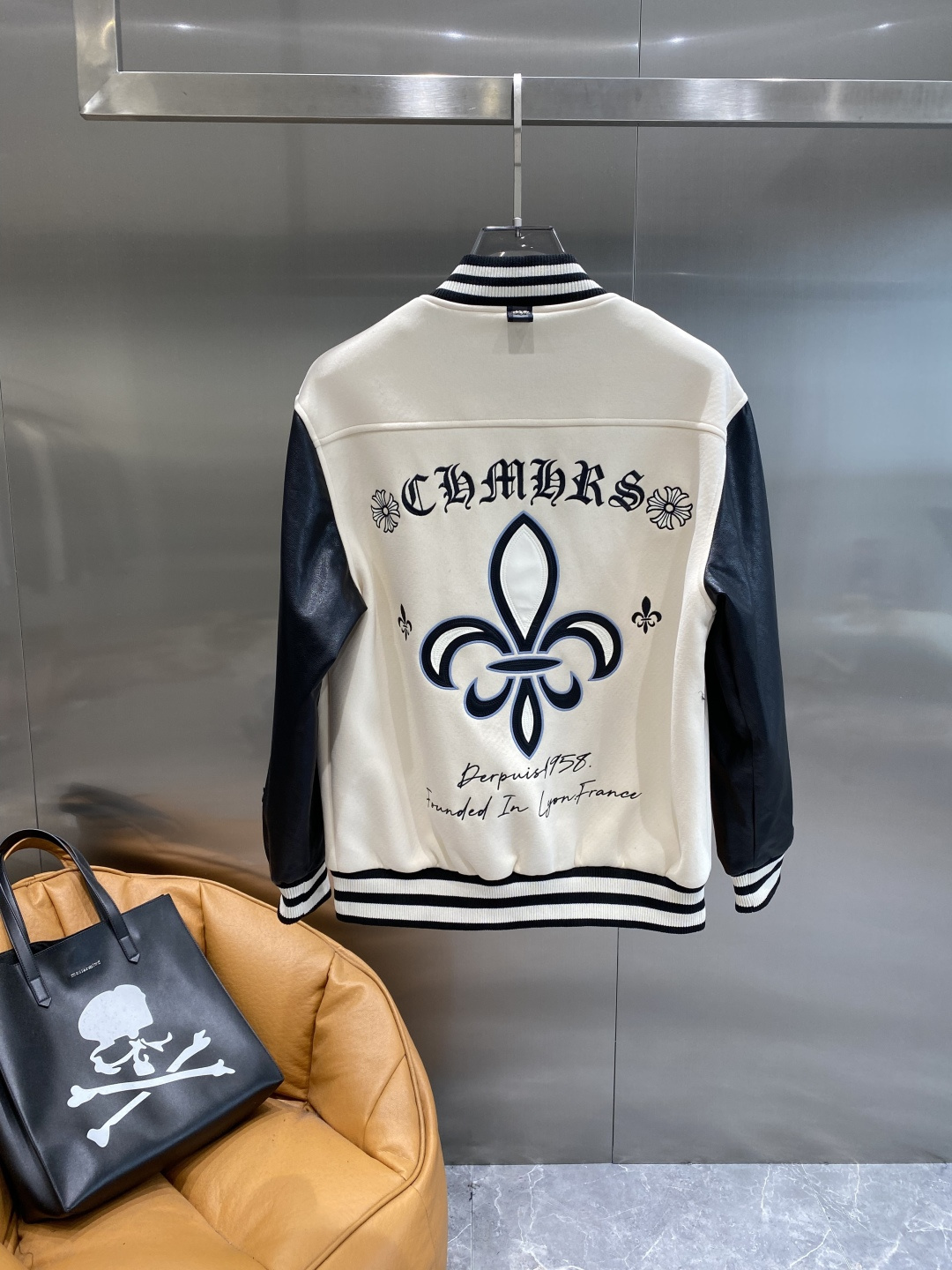 《𝙉𝙚𝙬🤍🖤 家》2025棒球服外套低调里的奢华小心机 经典百搭又显瘦，轻松适配各种风格 。胸前带有刺绣