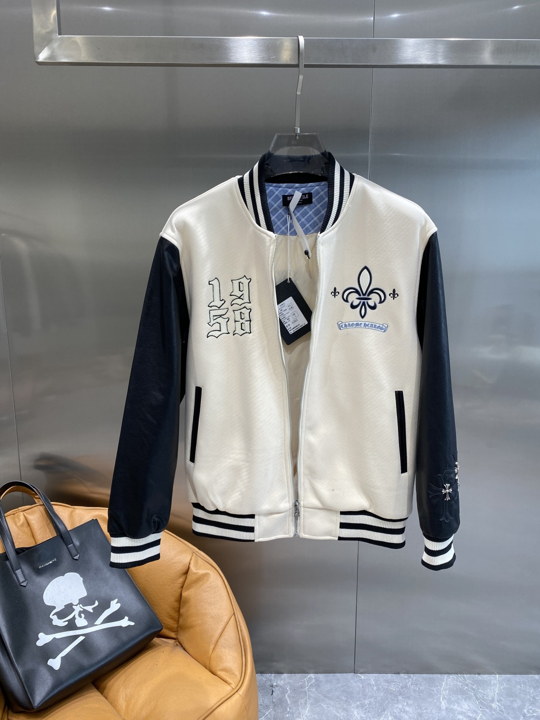 《𝙉𝙚𝙬🤍🖤 家》2025棒球服外套低调里的奢华小心机 经典百搭又显瘦，轻松适配各种风格 。胸前带有刺绣