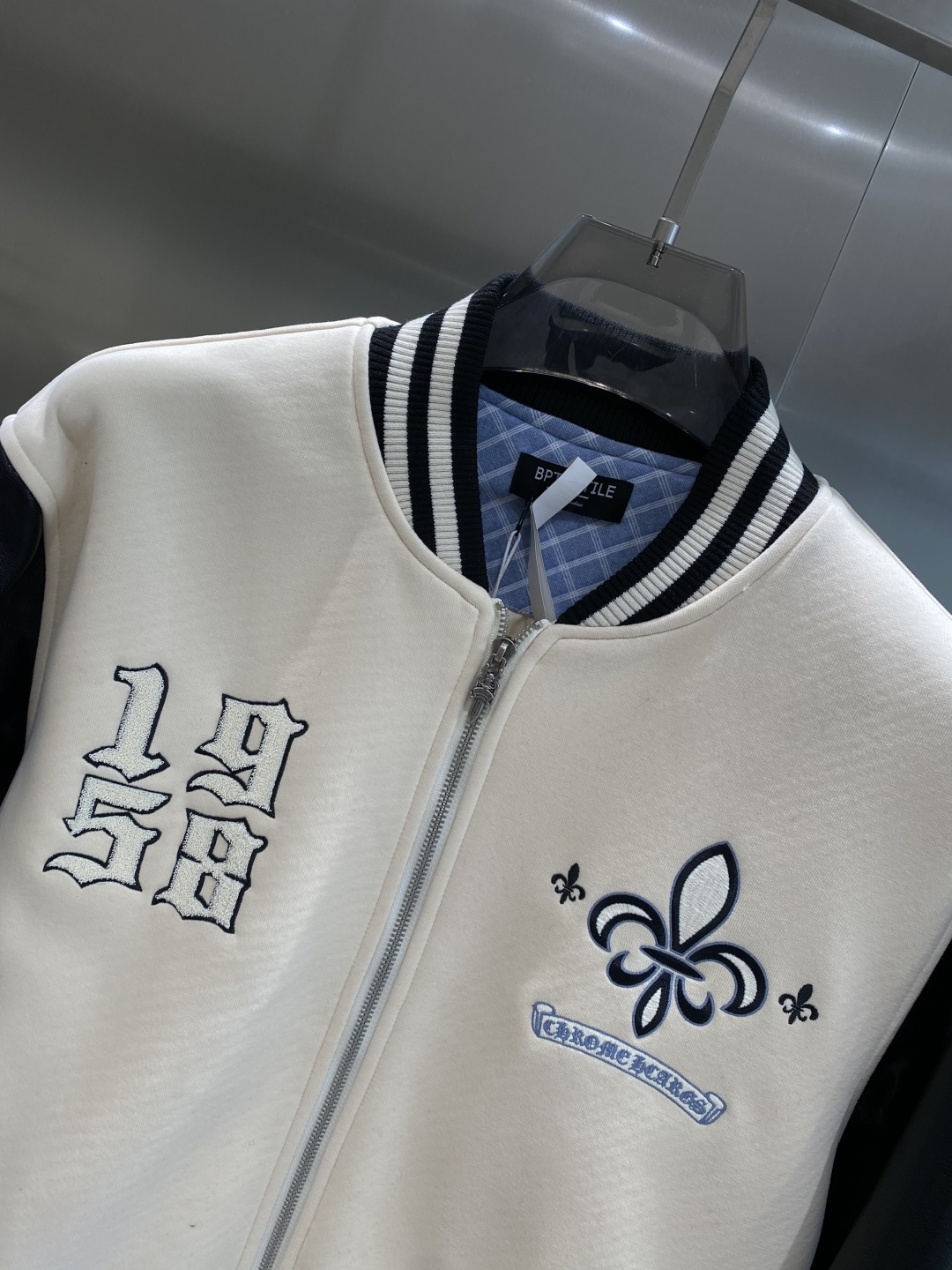 《𝙉𝙚𝙬🤍🖤 家》2025棒球服外套低调里的奢华小心机 经典百搭又显瘦，轻松适配各种风格 。胸前带有刺绣