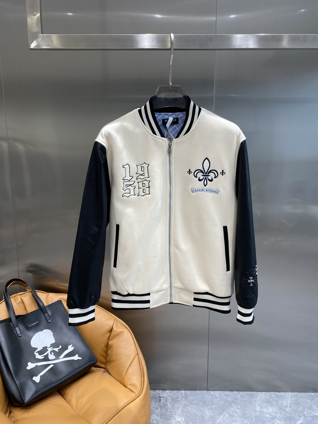 《𝙉𝙚𝙬🤍🖤 家》2025棒球服外套低调里的奢华小心机 经典百搭又显瘦，轻松适配各种风格 。胸前带有刺绣