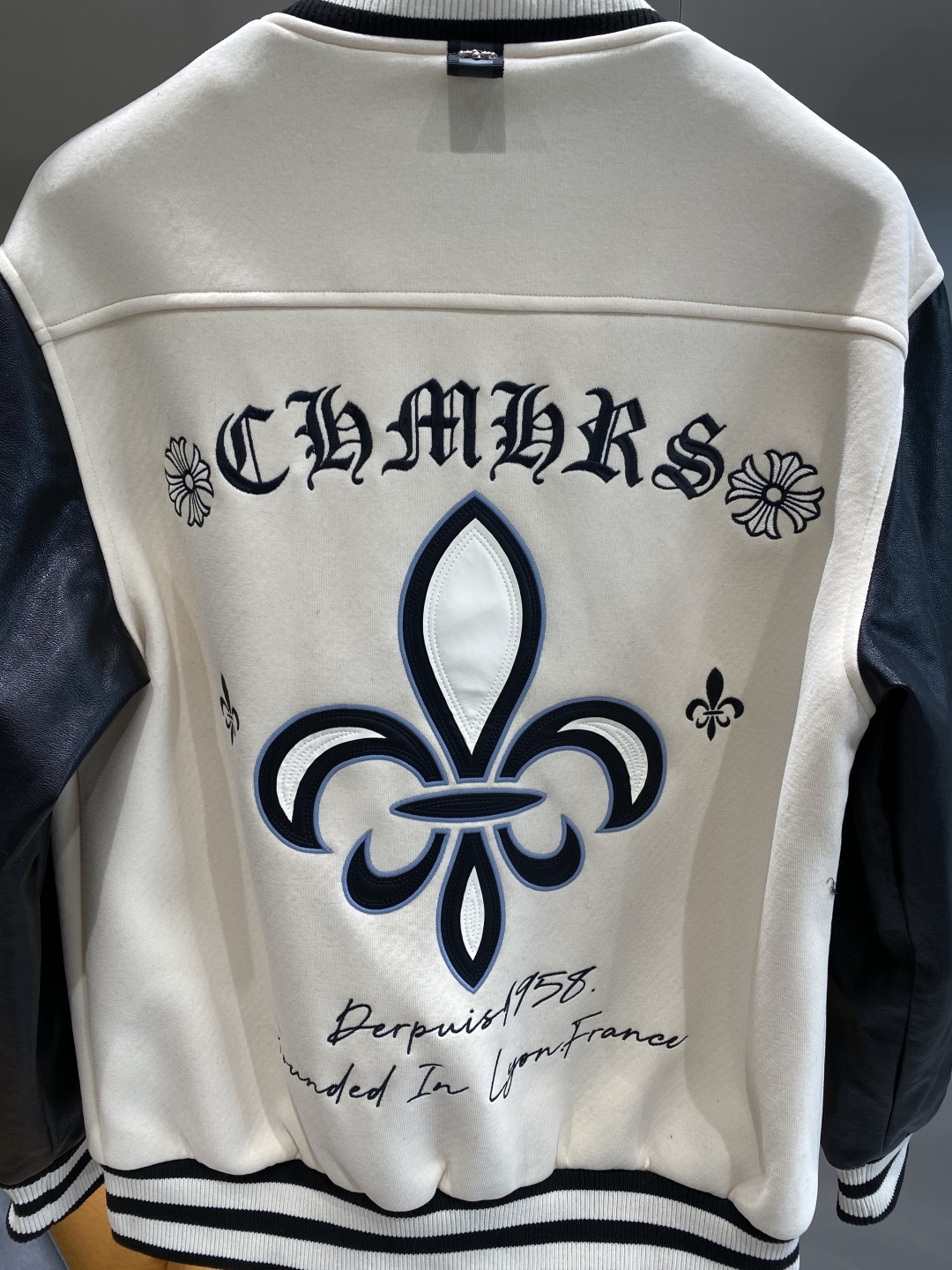 《𝙉𝙚𝙬🤍🖤 家》2025棒球服外套低调里的奢华小心机 经典百搭又显瘦，轻松适配各种风格 。胸前带有刺绣