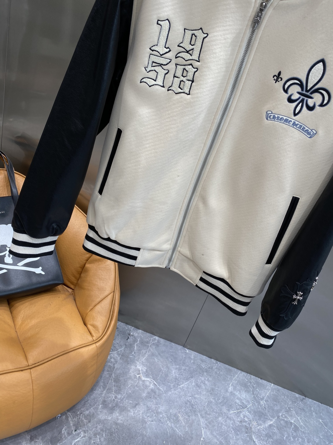 《𝙉𝙚𝙬🤍🖤 家》2025棒球服外套低调里的奢华小心机 经典百搭又显瘦，轻松适配各种风格 。胸前带有刺绣