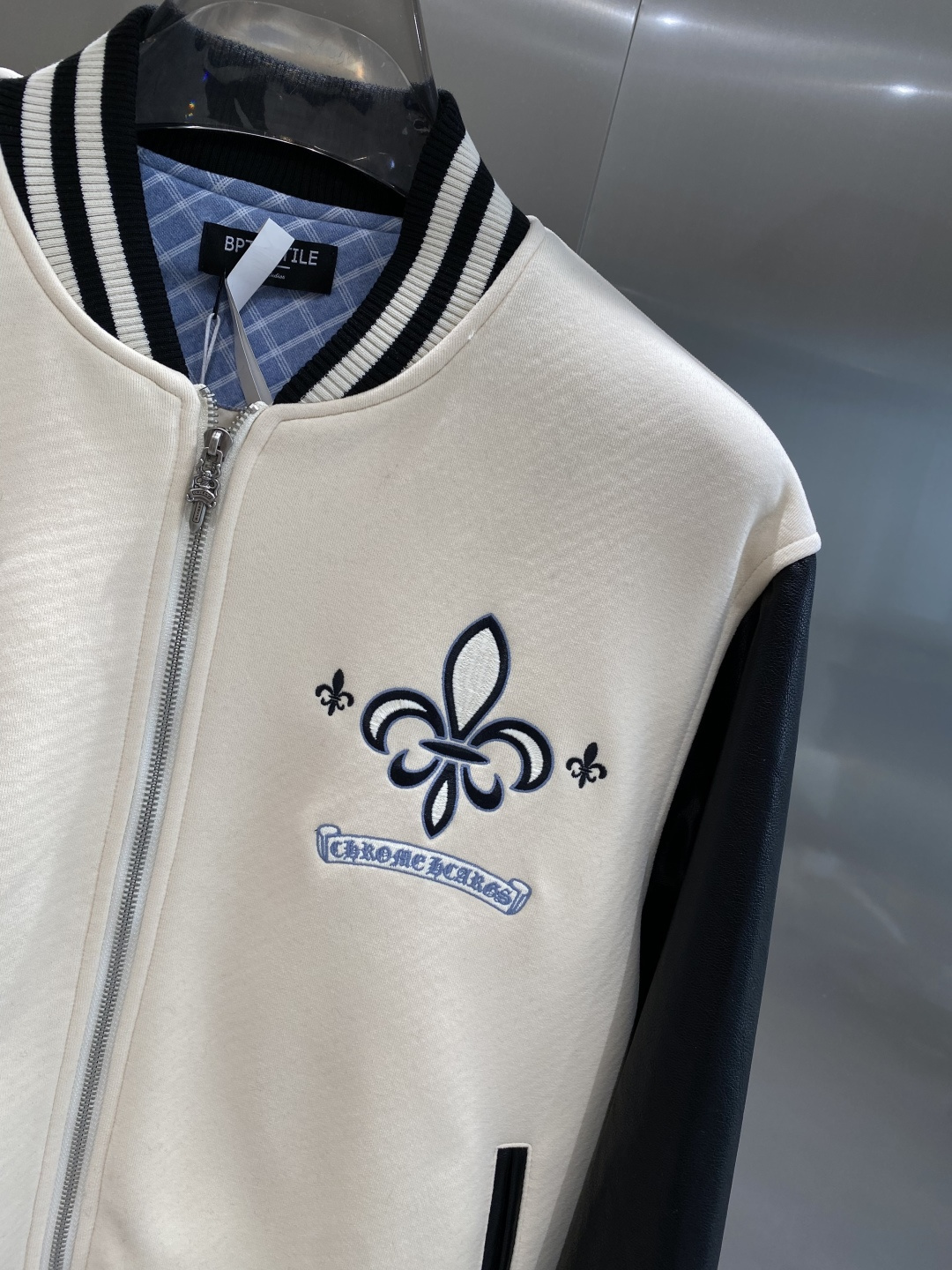 《𝙉𝙚𝙬🤍🖤 家》2025棒球服外套低调里的奢华小心机 经典百搭又显瘦，轻松适配各种风格 。胸前带有刺绣